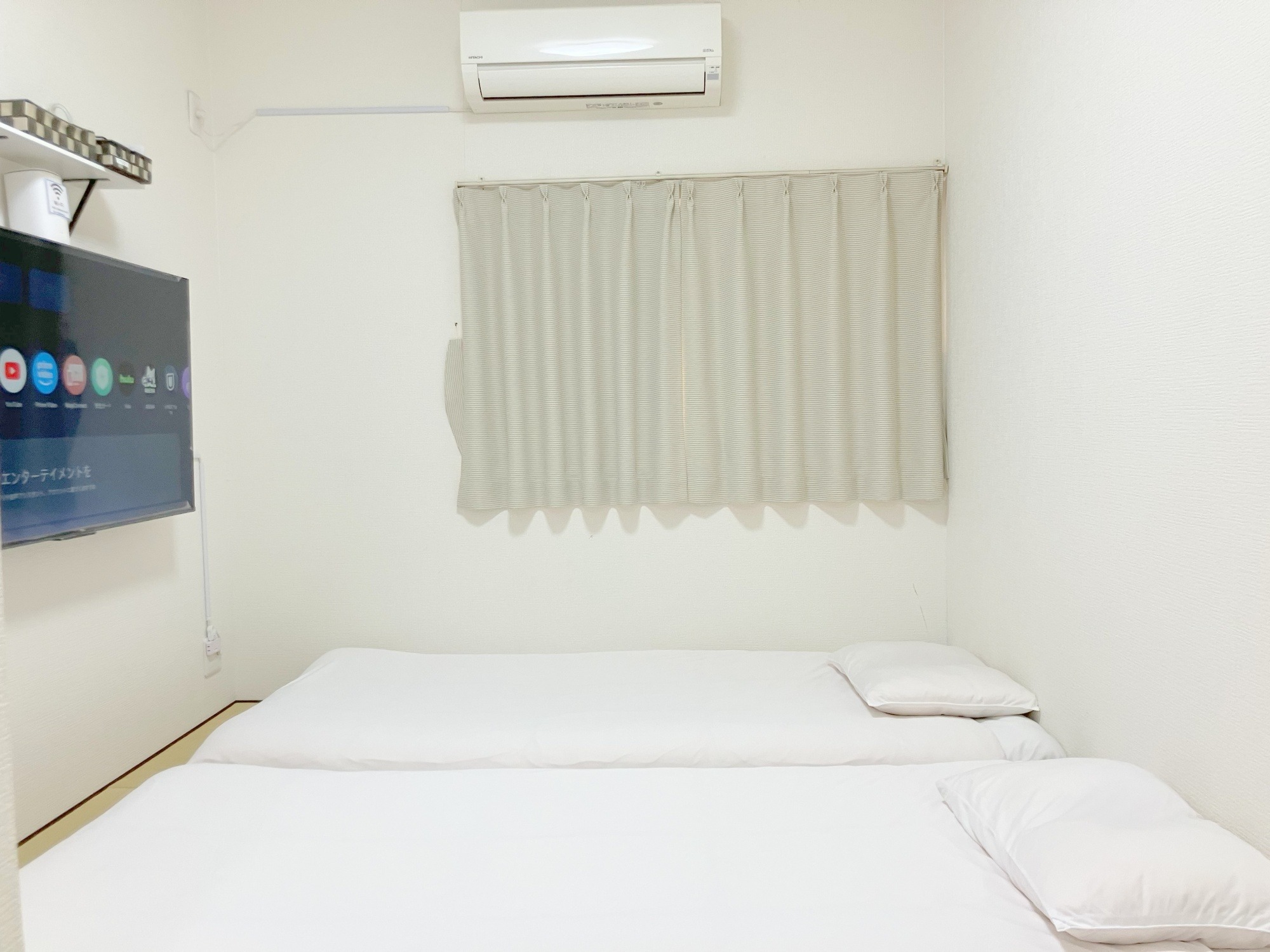 2階の寝室です。 ふかふかの厚めのマットレスです。 お布団セットです。 