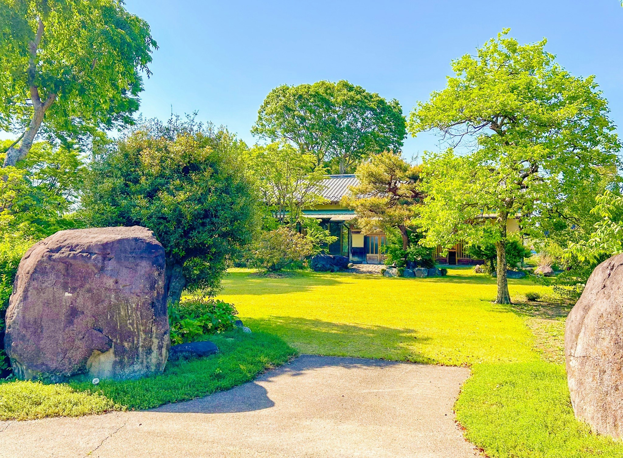 豪農の旧家、東屋でのBBQ、カラオケ、庭園でのくつろぎ、焚火、敷地内小川での川遊び。