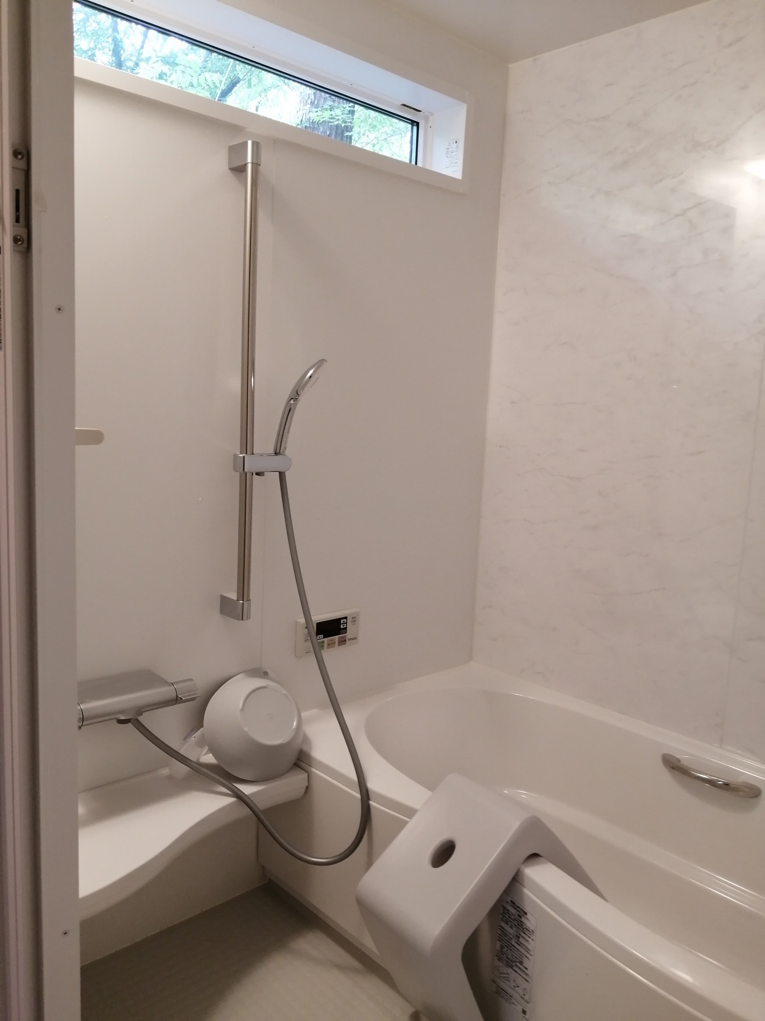 シンプルな浴室 大きなシャワーヘッド