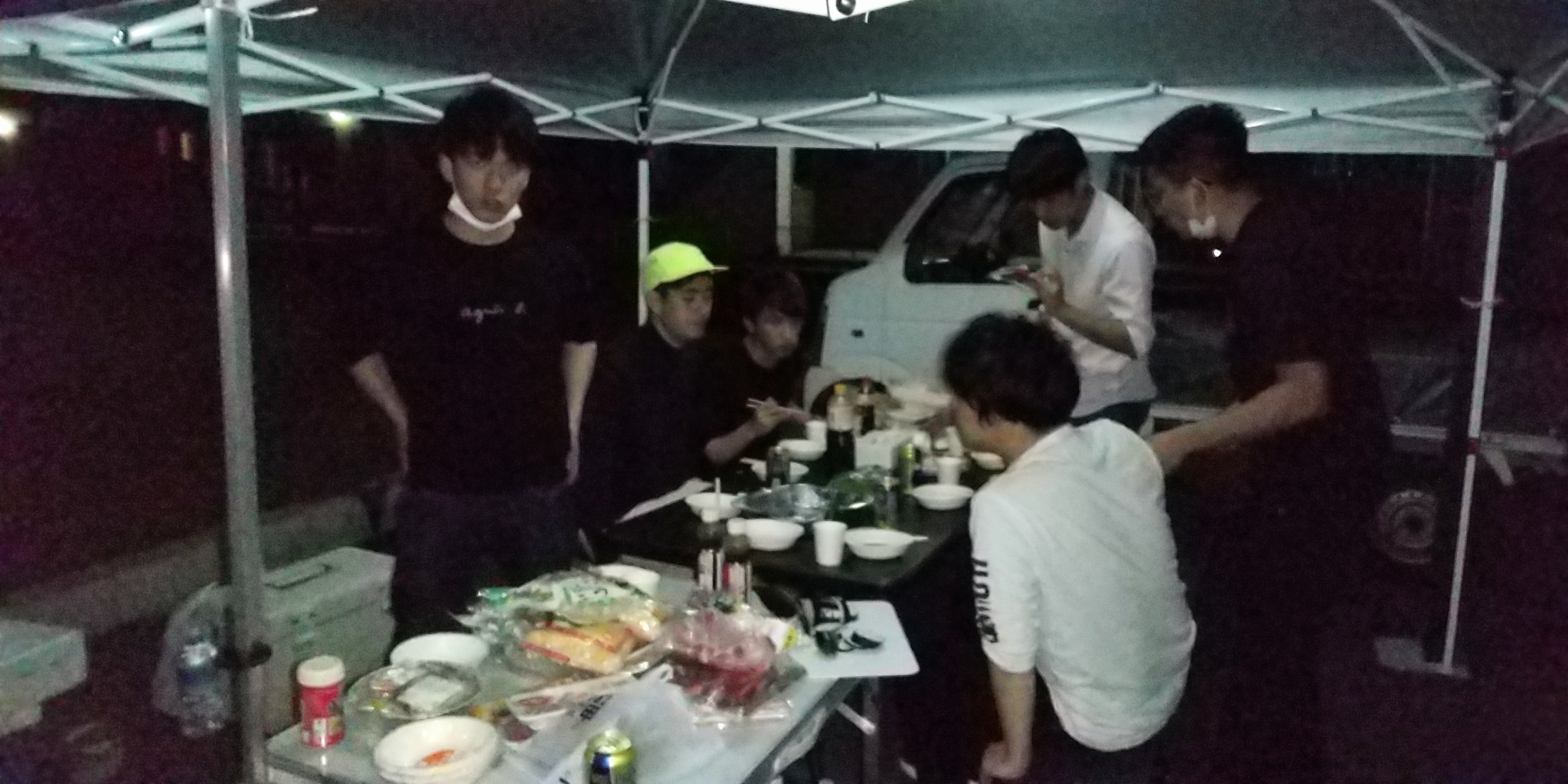 テントで8人でBBQ