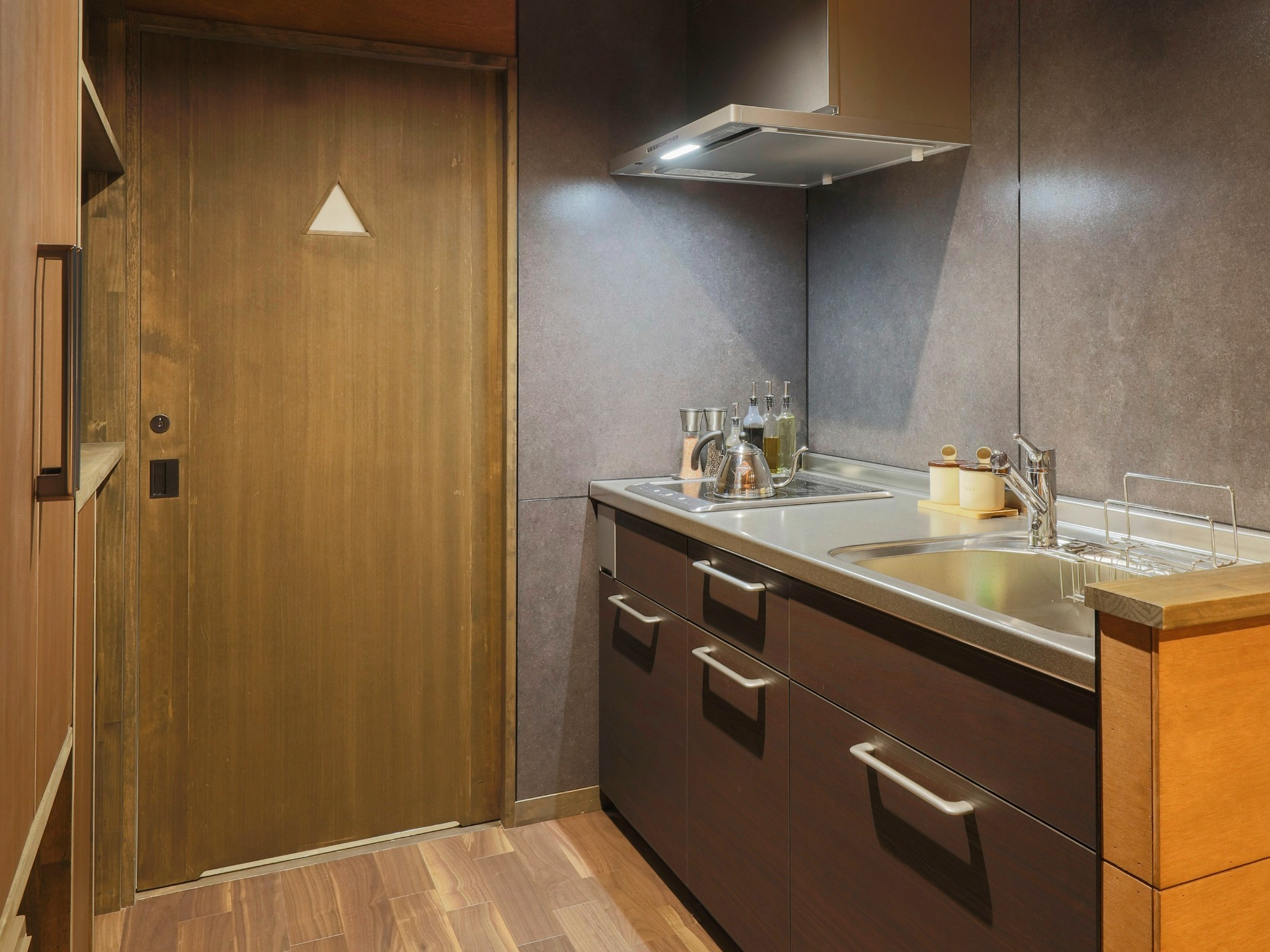 ・【吹き抜けタイプ/キッチン】広くて使い勝手のいいシステムキッチン。調理器具等は一通りございます