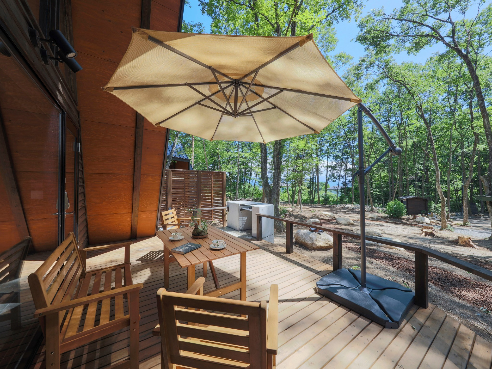 ・【吹き抜けタイプ/テラス】広々としたテラスはまるで森の一部。木の香りに包まれて癒しのひととき