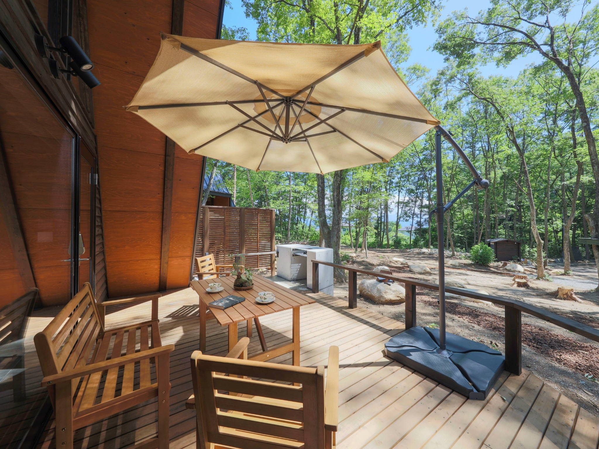 ・【テラス】広々としたテラスはまるで森の一部。木の香りに包まれて癒しのひととき