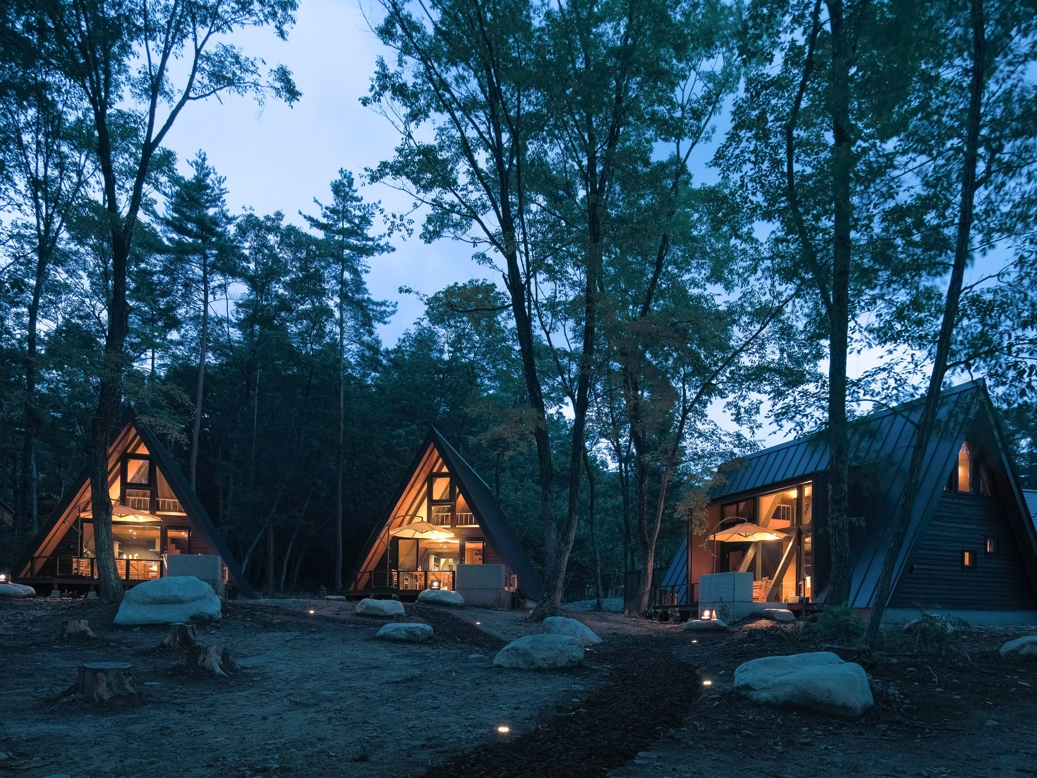 ・【外観】夕闇に浮かぶヴィラ。優しい明りが灯ります