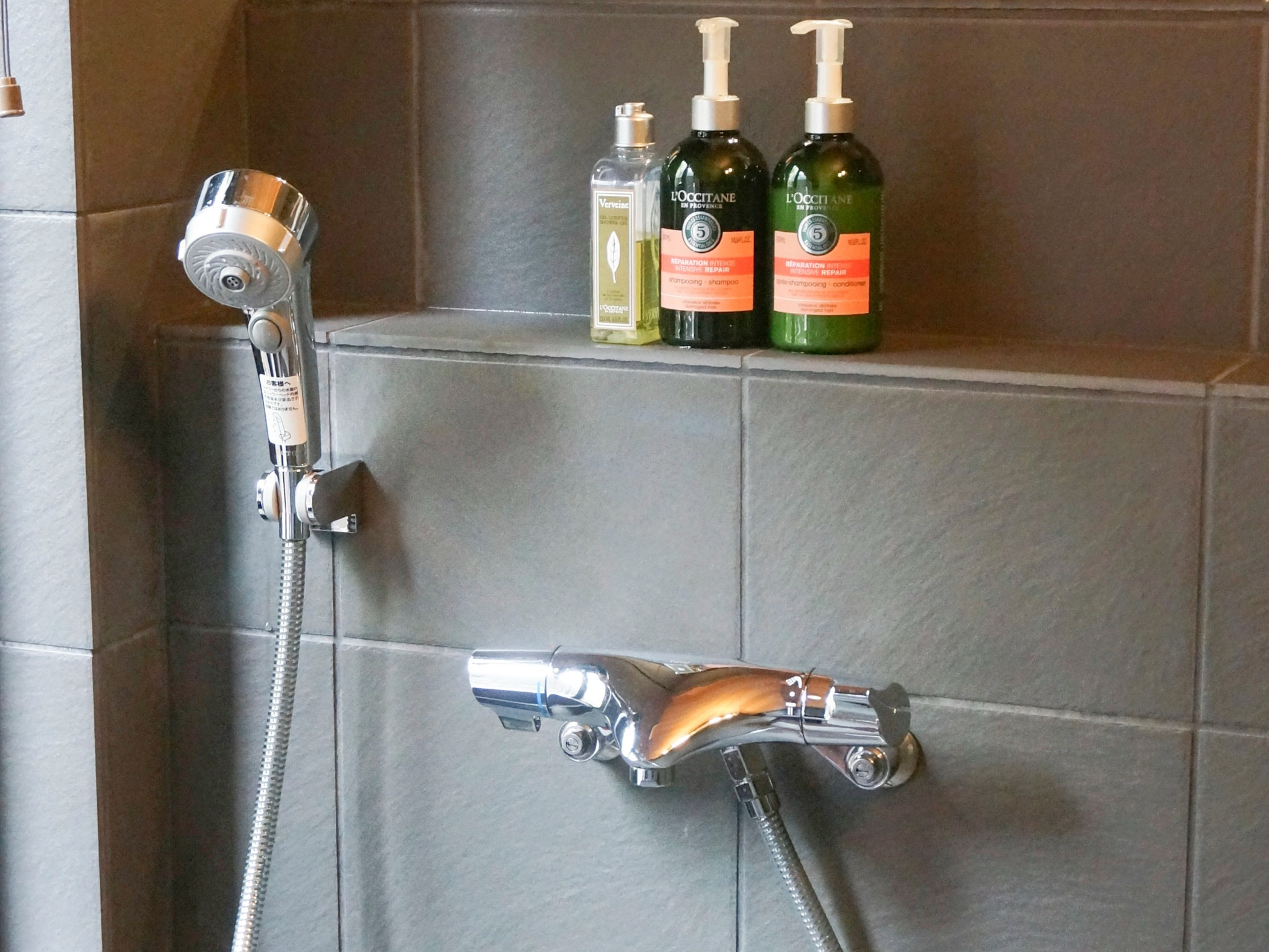 ・【シャワー】シャワーヘッドはマッサージ機能付き。バスタイムで癒しのひとときを