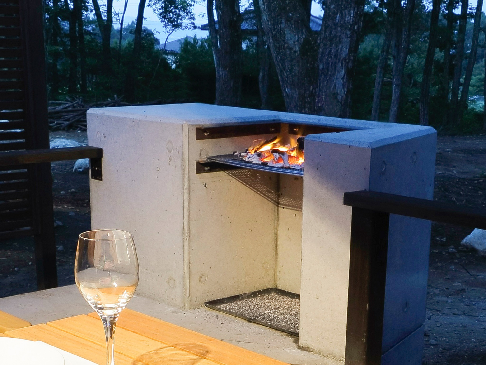 ・【BBQコンロ】テラスに備えつけられたBBQコンロ。BBQ設備貸出セットもございます(有料)