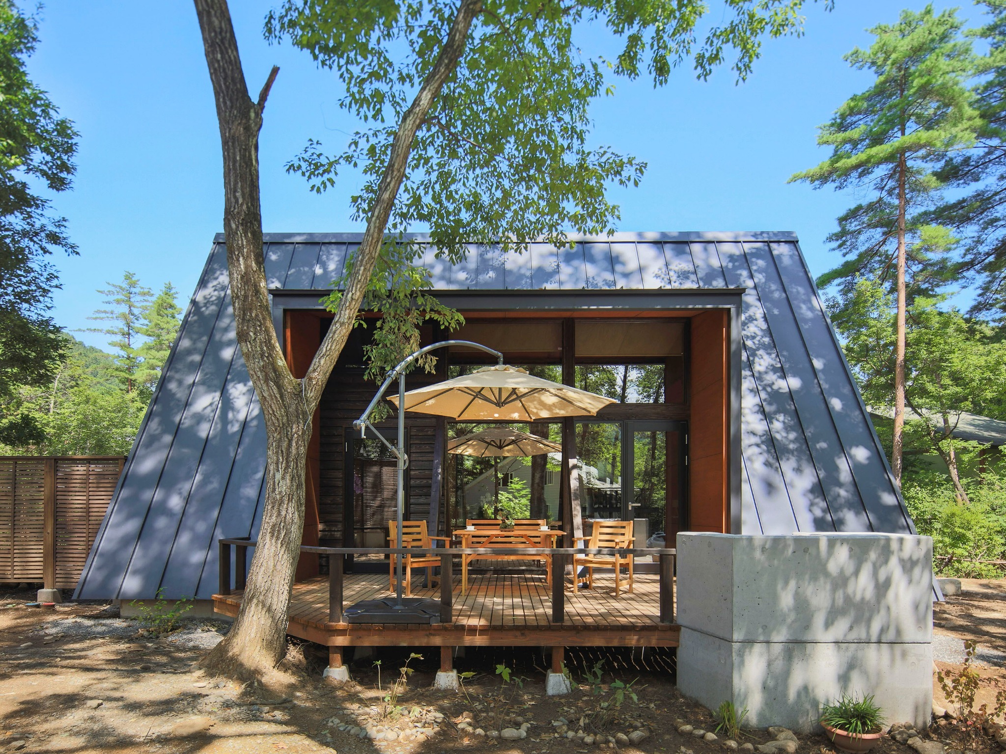 三角屋根のひのきハウス(牧草入れ付き) 三角屋根のひのきハウス(牧草入れ付き) 三角屋根のひのきハウス