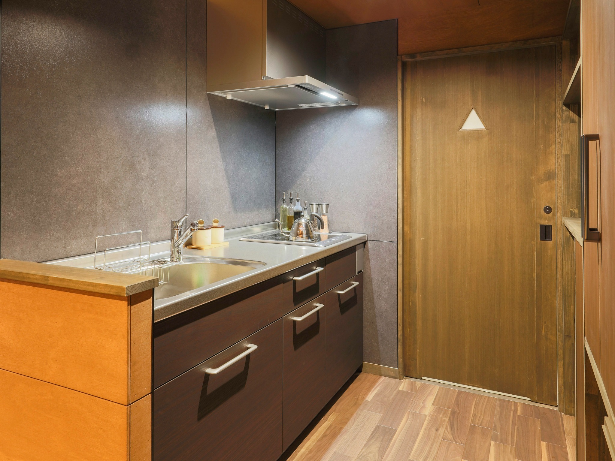 ・【2階吊り橋タイプ/キッチン】広くて使い勝手のいいシステムキッチン。調理器具等は一通りございます