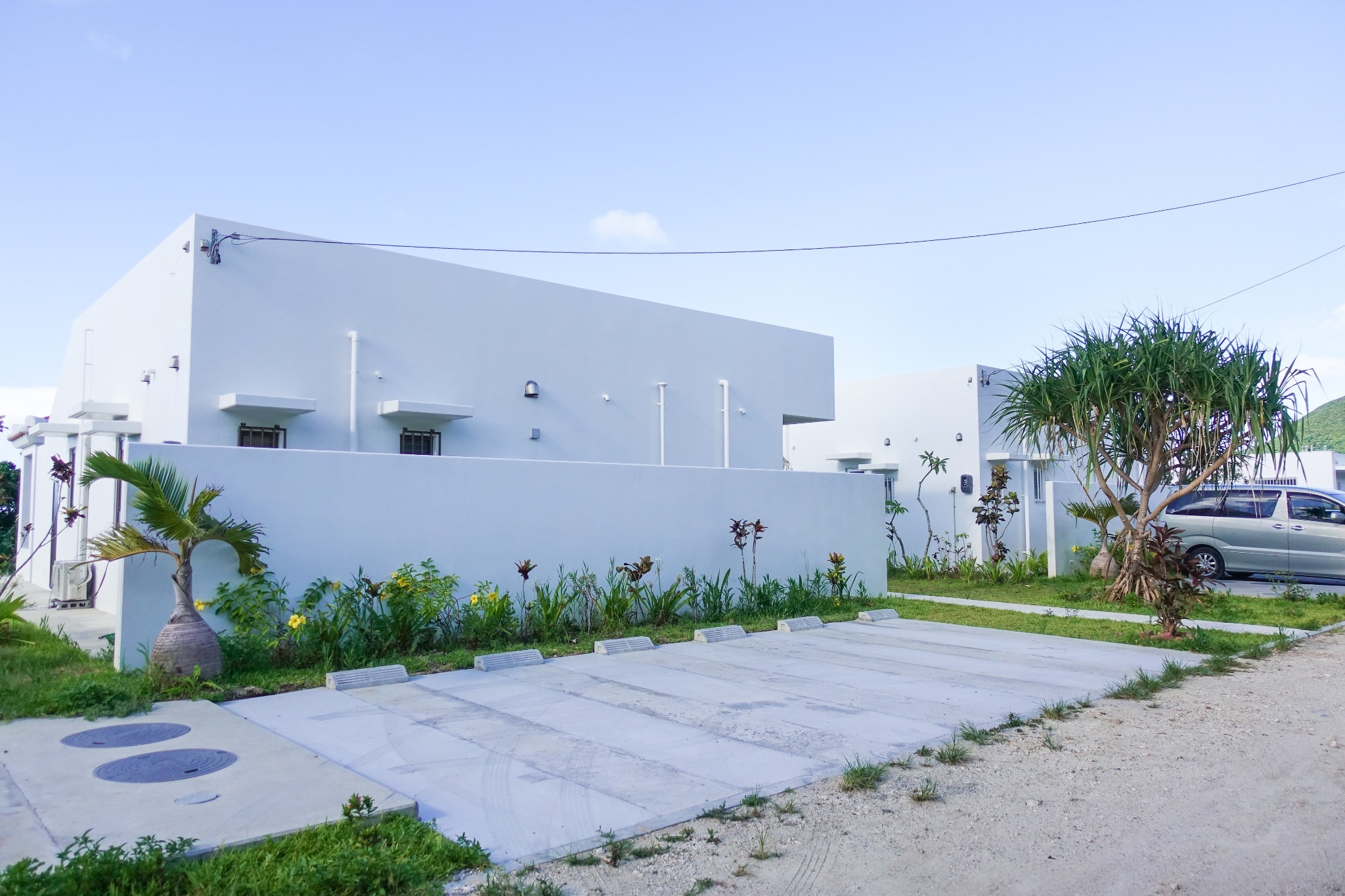 駐車場|各棟に無料駐車場あり ※縦に3台(横向き1台で広く利用可能)