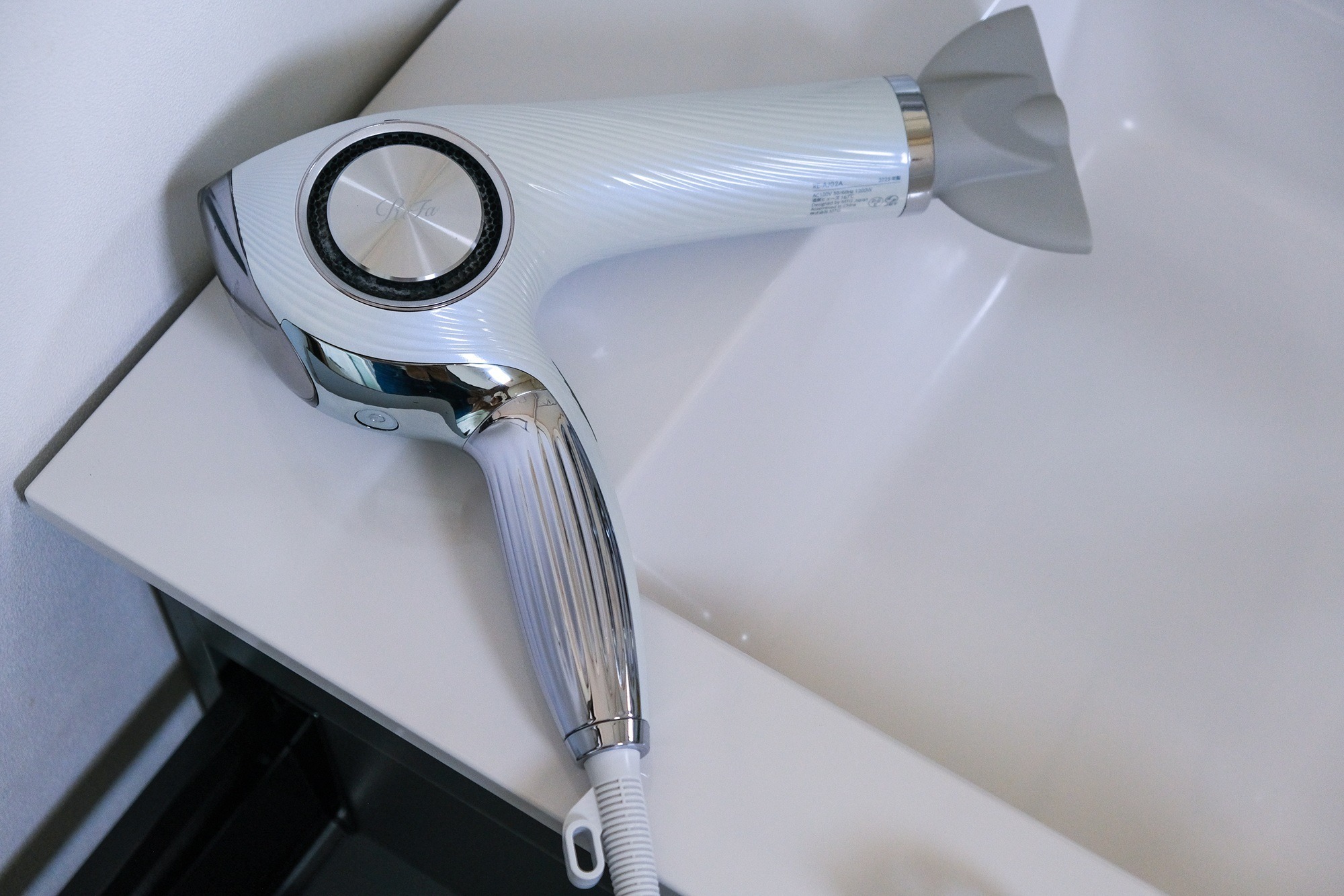 設備|海水やプールで傷んだ髪も優しくケア。プロも愛用するリファ製ドライヤー