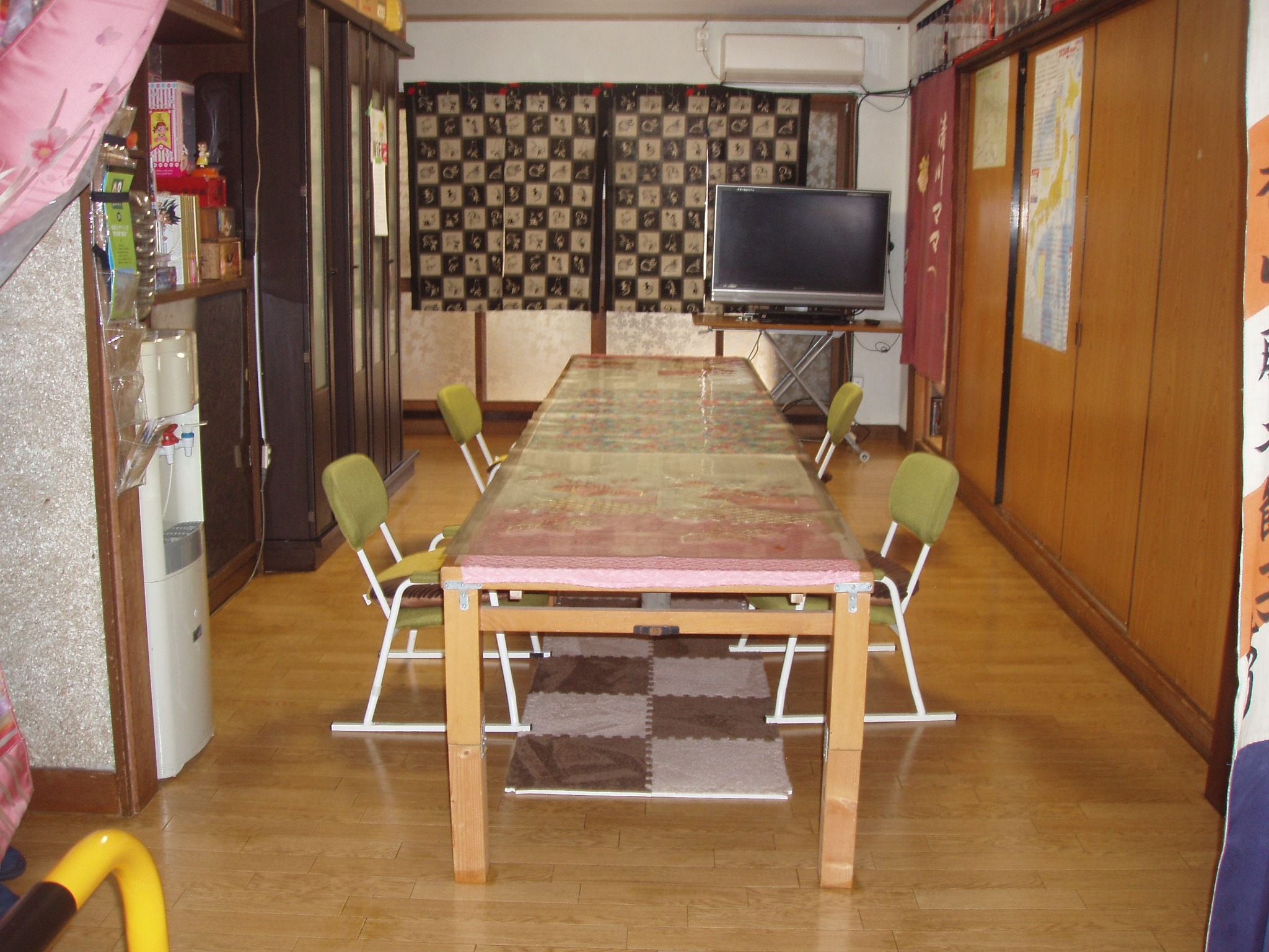 大きなテーブルで食事や談話