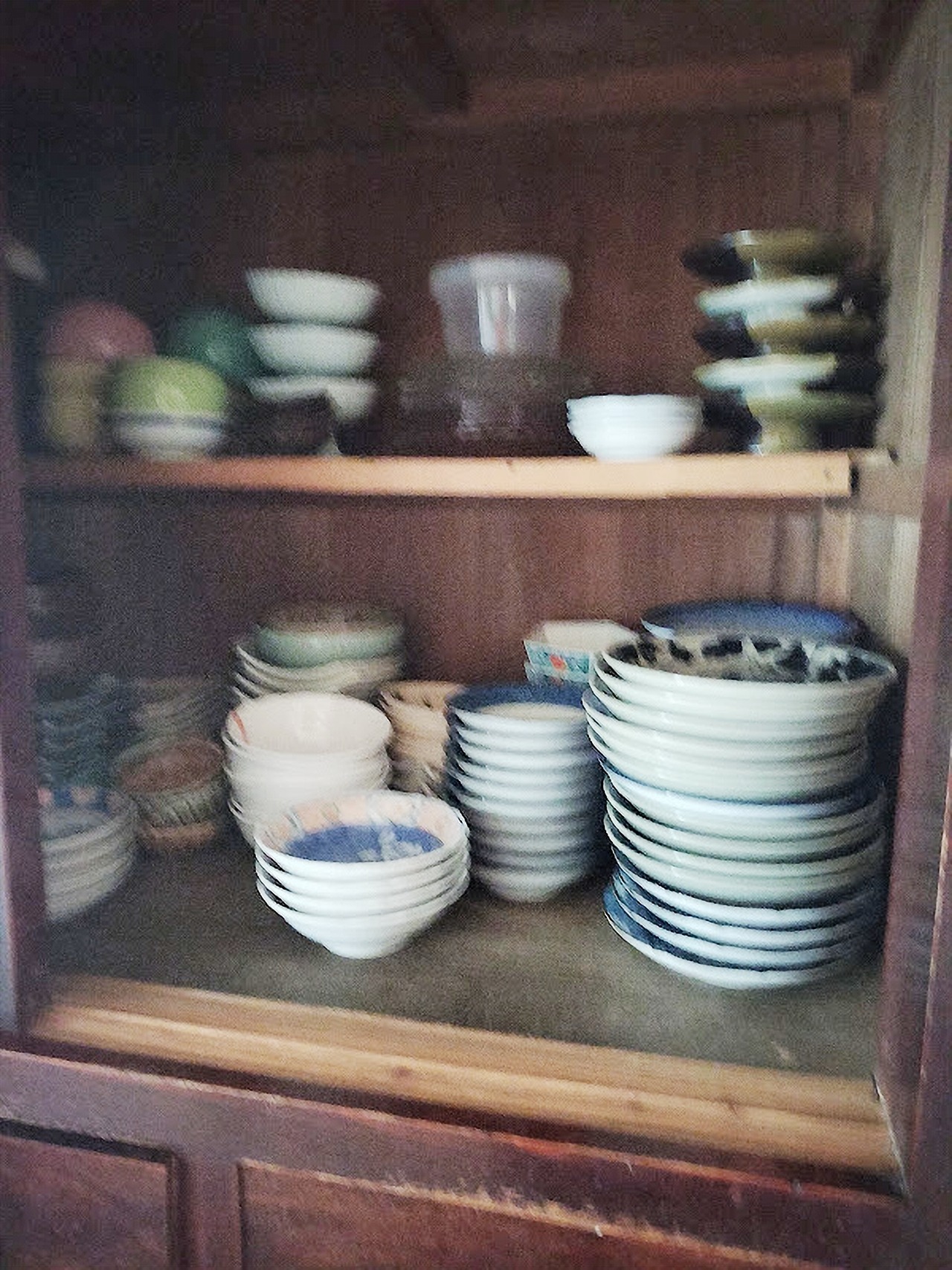 食器棚の上の段