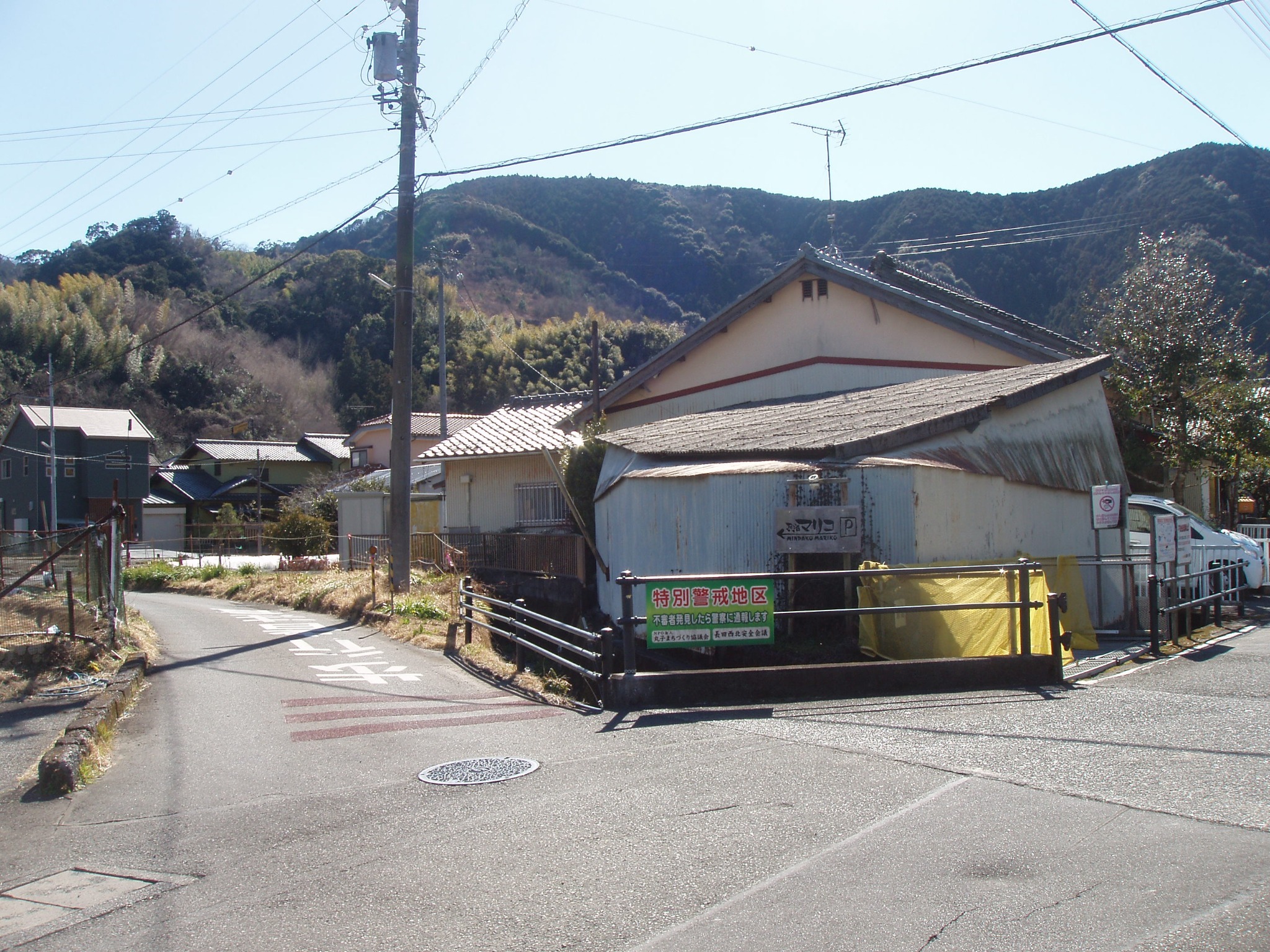 左に駐車場・右は玄関