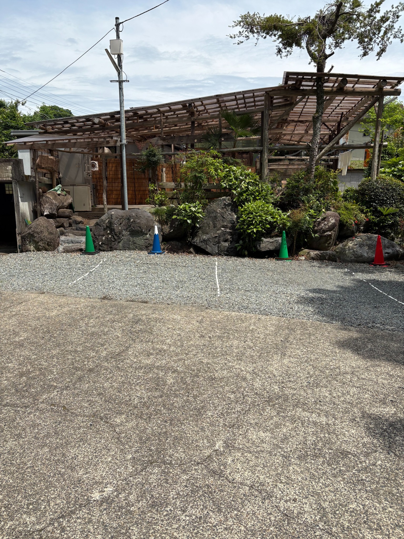 お部屋の前に無料駐車場があります。複数台駐車可です。