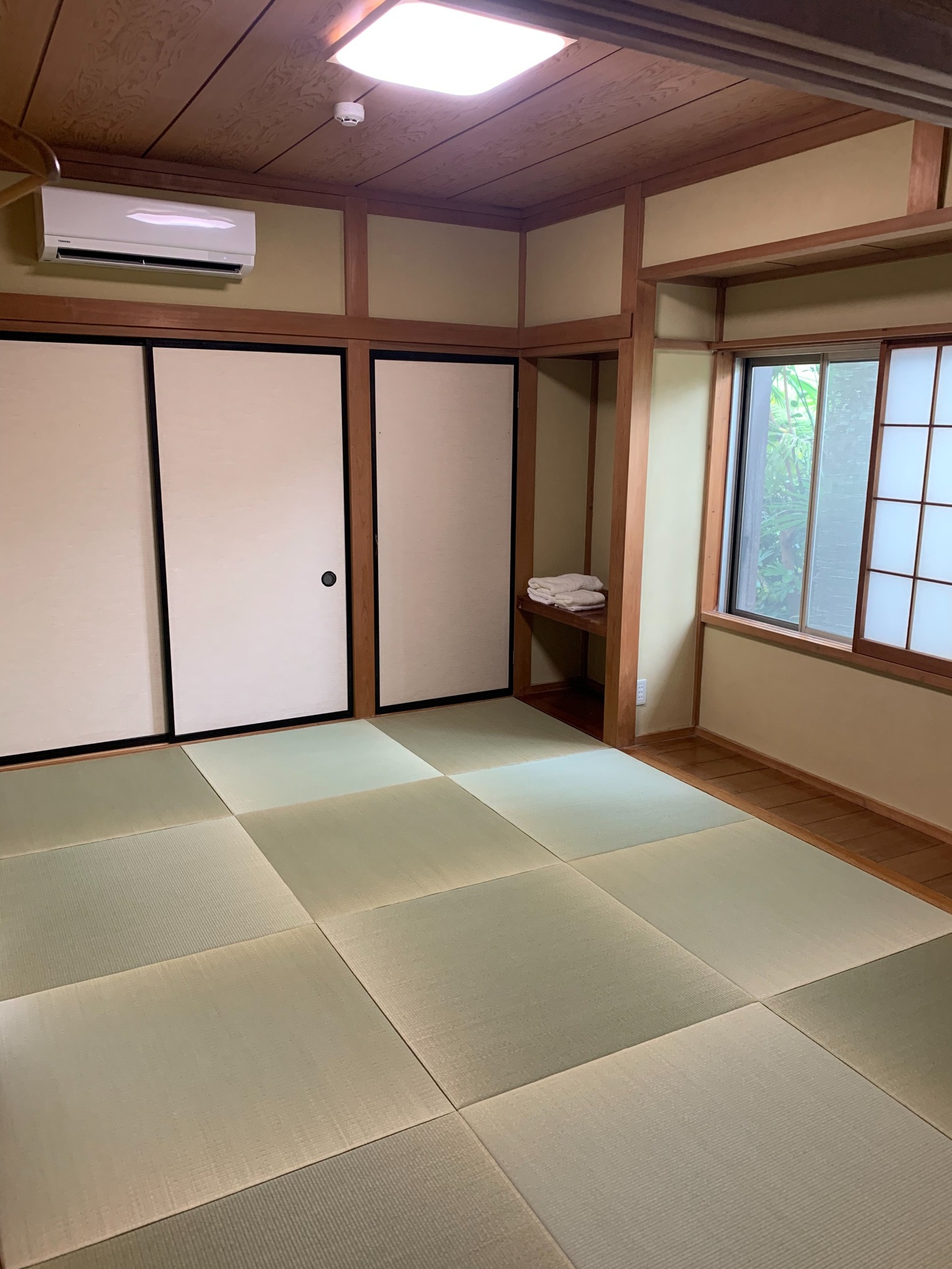 畳の部屋に布団を敷いて寝室となります。畳を琉球畳に改装。