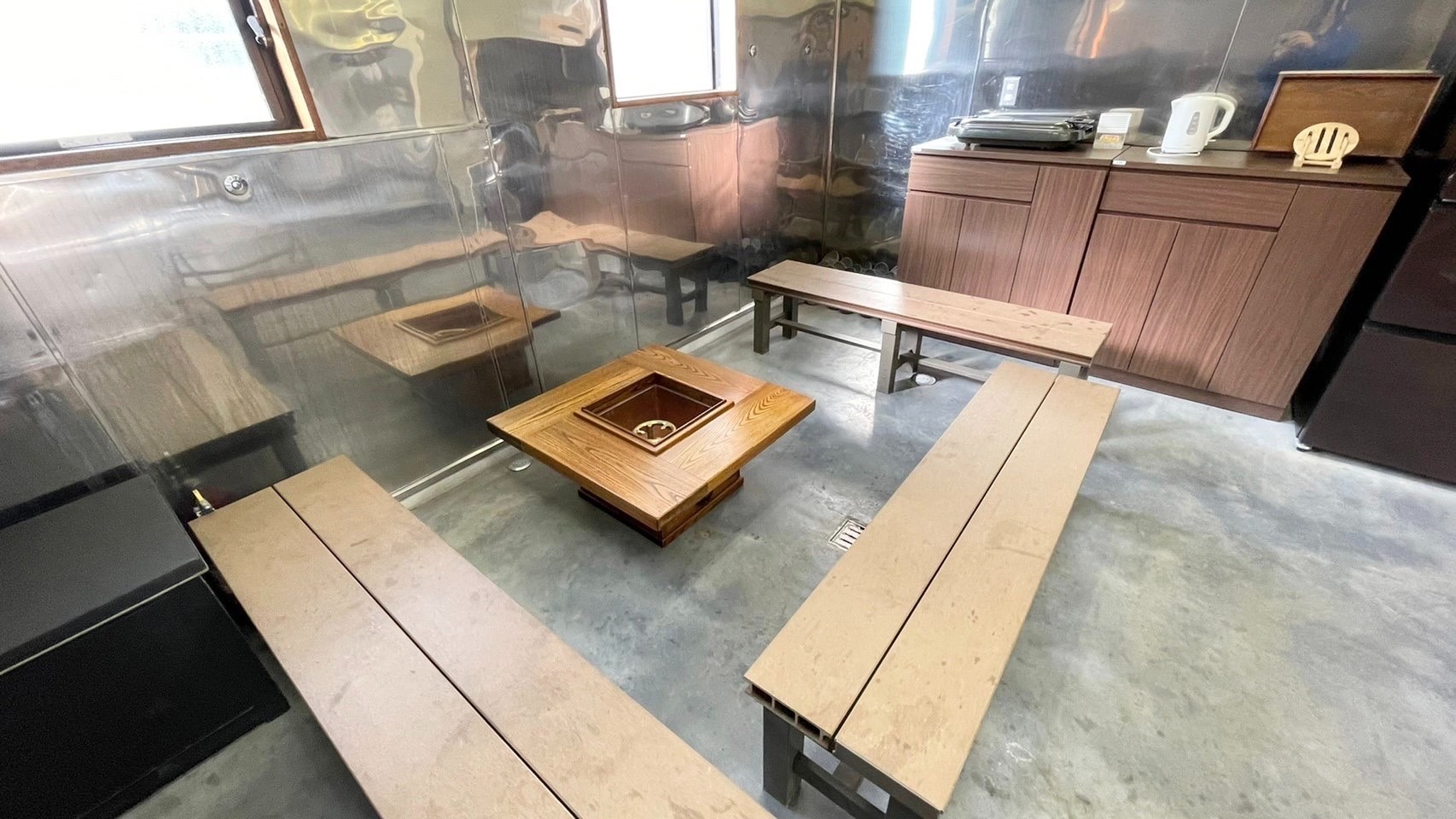 キッチンには囲炉裏スペースもあります。