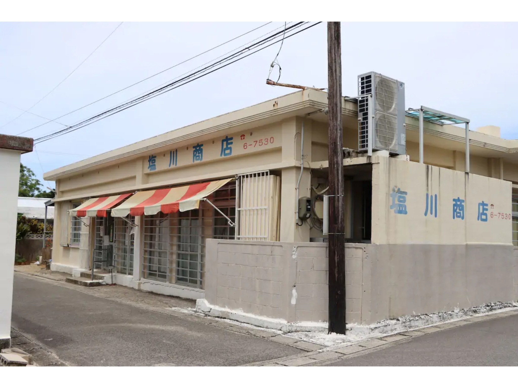 最寄りの「塩川商店」では、島の雰囲気を存分に感じられます。たとえ用事がないとしても、必ず立ち寄っていただきたい集落スポットです。