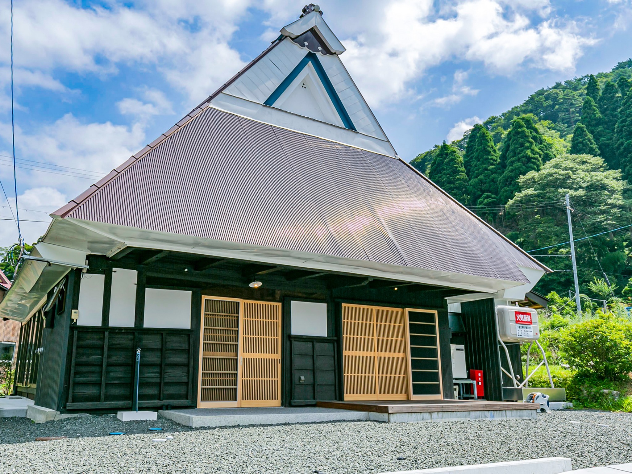 ・日本家屋の木組みの美しさを活かしてリノベーションされた宿です