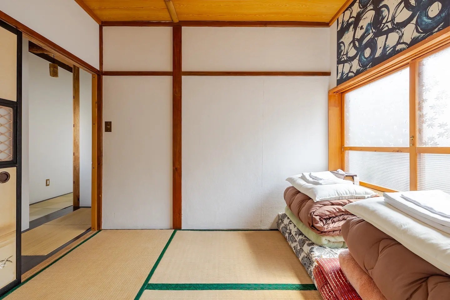 温泉徒歩30秒!温泉街レトロ宿貸切、広々キッチンで自炊もOK