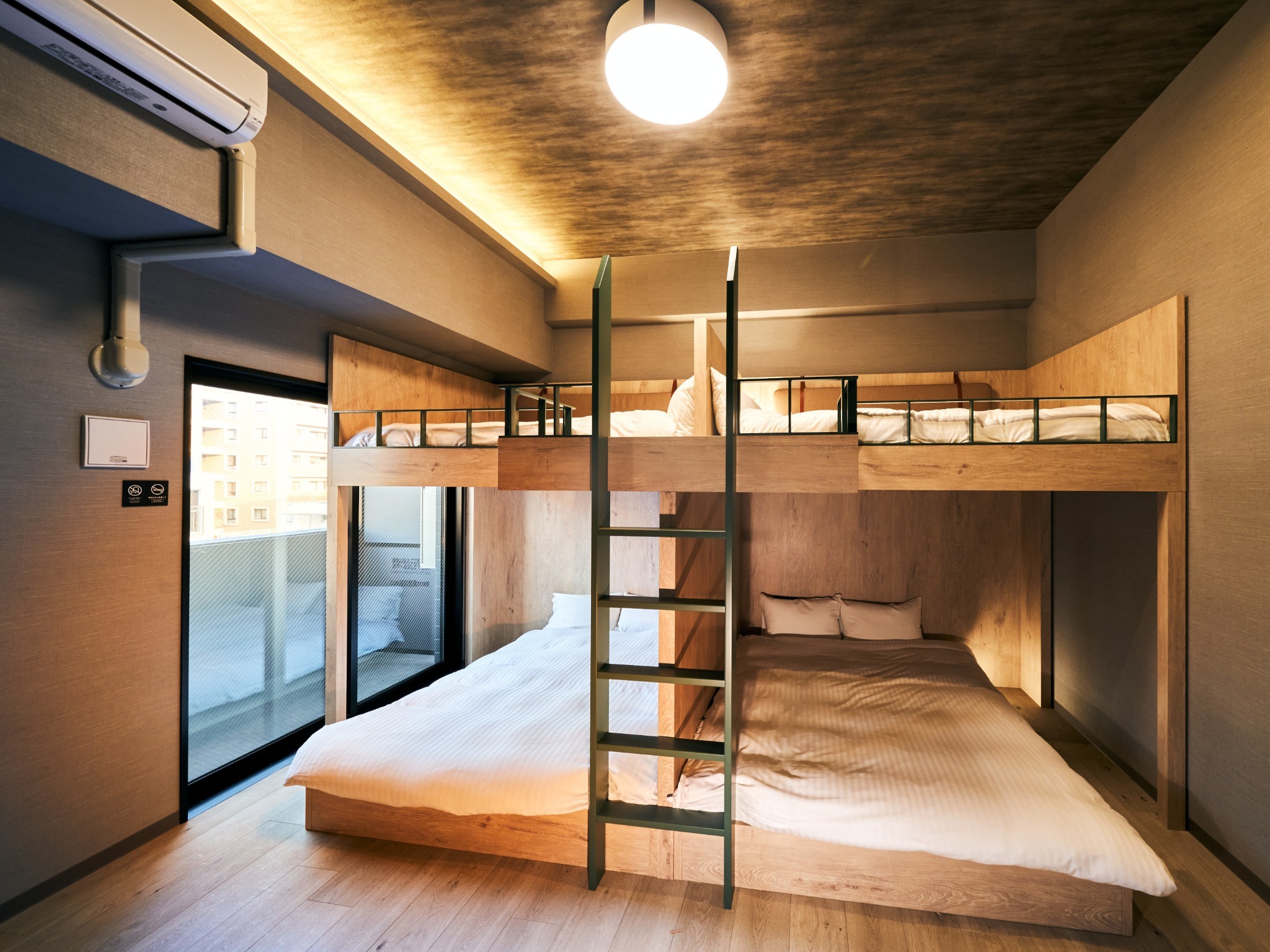 ファミリー8/上下ダブルの2段ベッド×2台