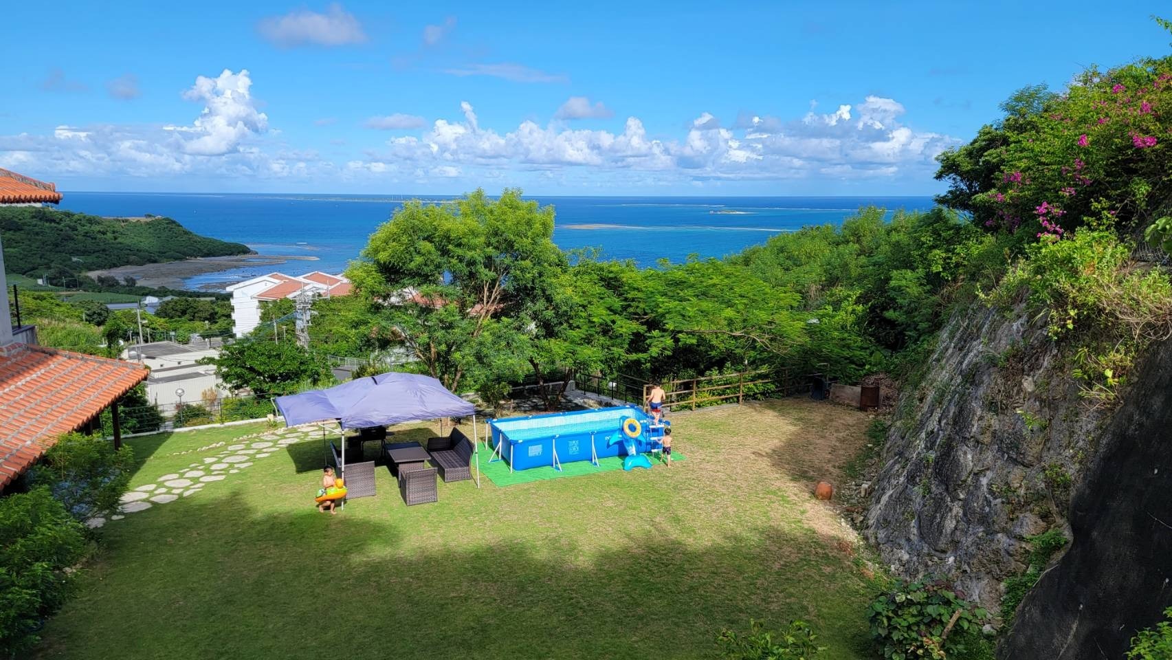 夏季限定でお子様が喜ぶプールをご用意しております。幅450cm×奥行220cm×高さ84cm