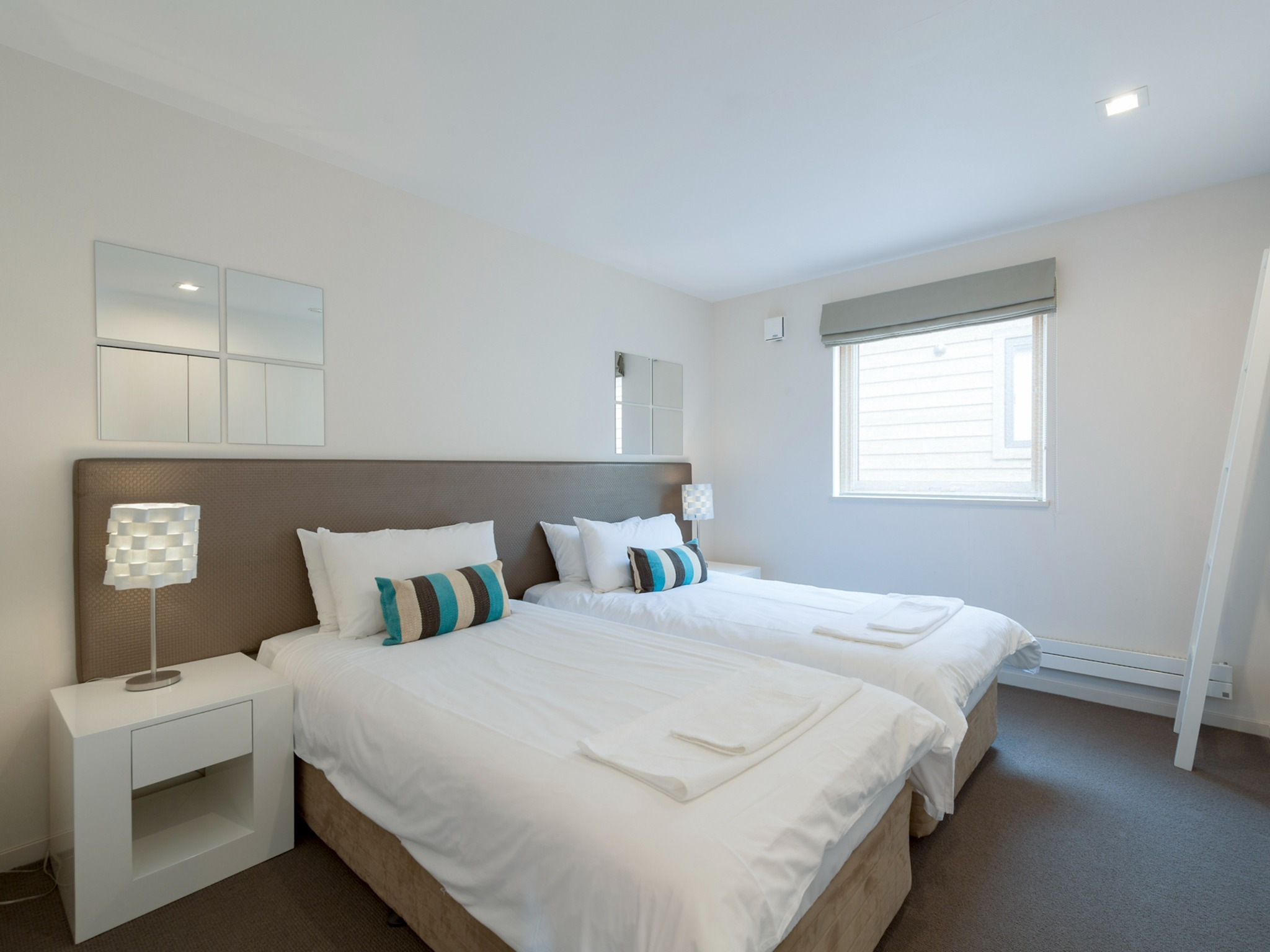 ・【寝室】白い壁が爽やかな明るい雰囲気の寝室。ベッドライトやクッションのインテリアも可愛らしいです