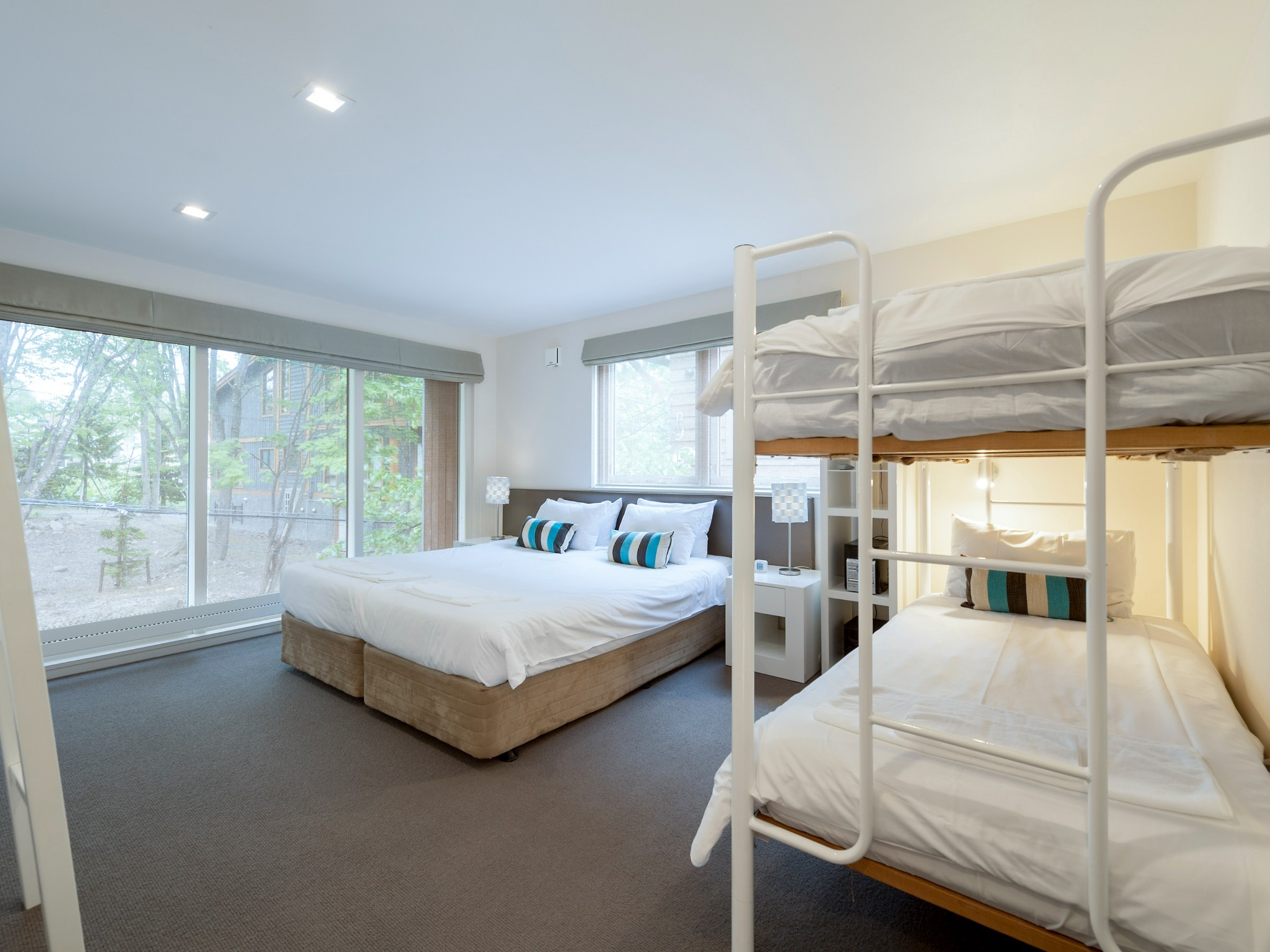 ・【寝室】大きな窓から見える自然に癒されます。リラックスしてお過ごしください