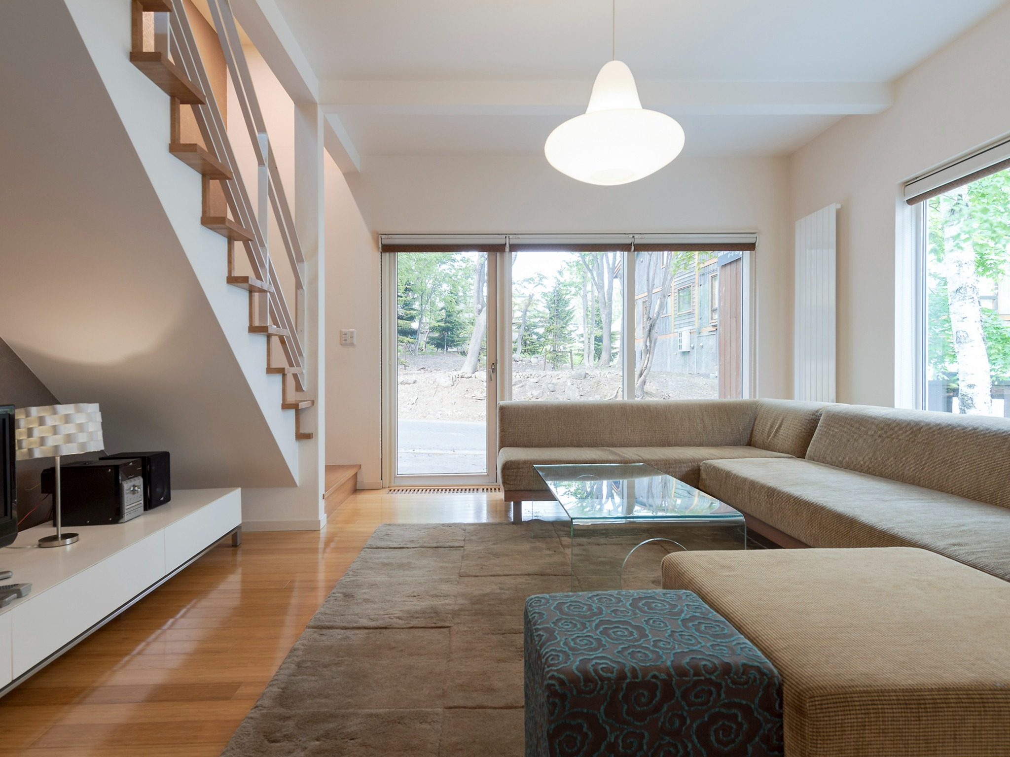 ・【リビング】ソファーベッドでゴロンとくつろぎながらテレビ鑑賞もお楽しみいただけます