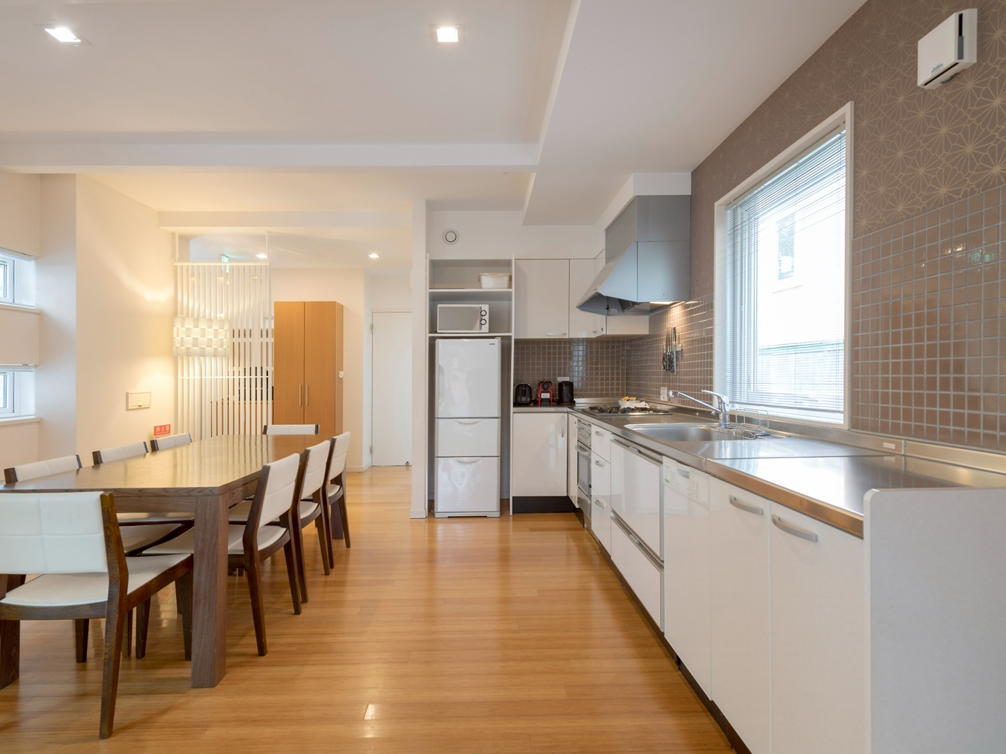 ・【ダイニング】キッチンと横並びなので、ご家族やグループで楽しくお話しながら料理もできます