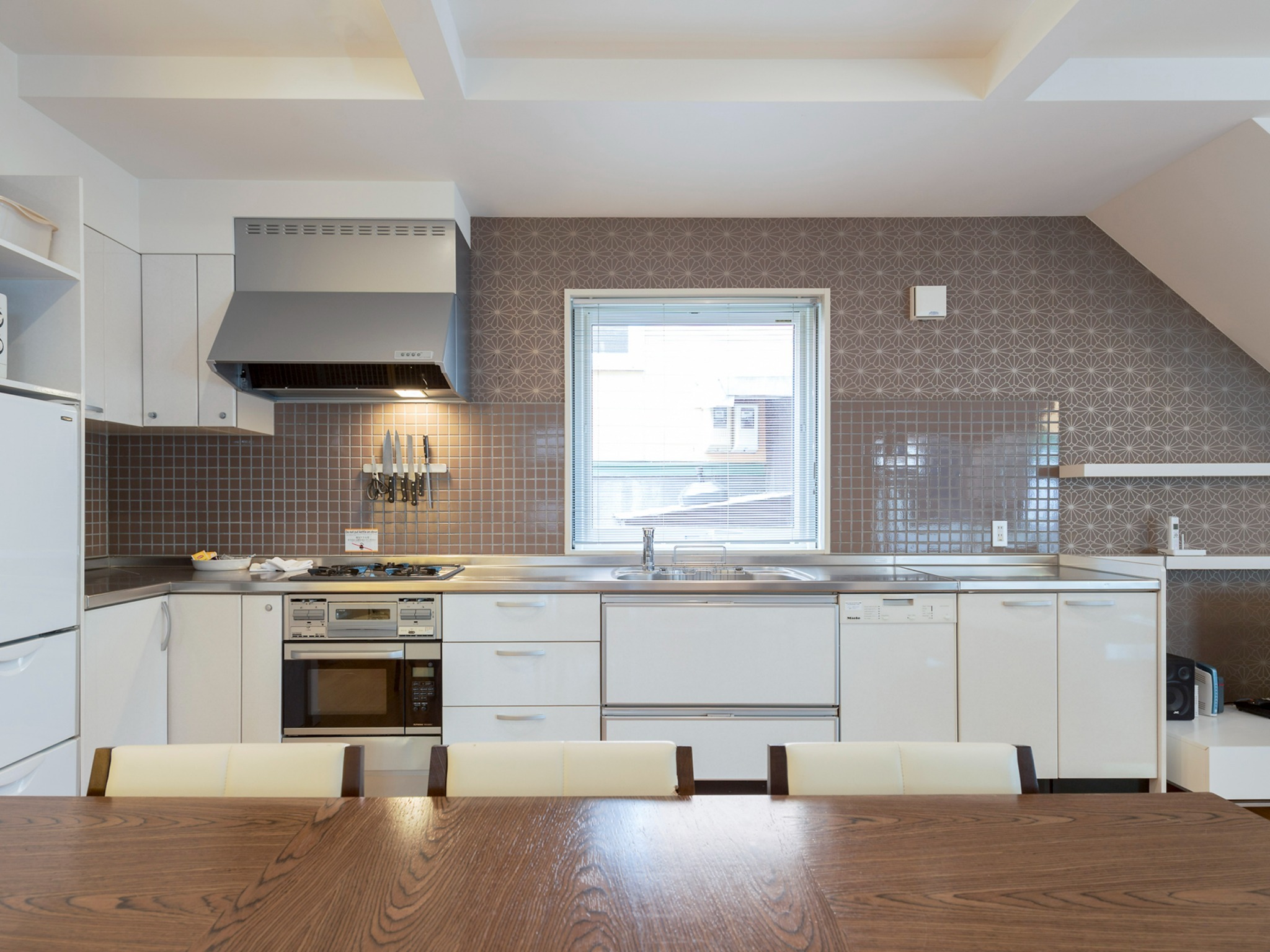 ・【キッチン】嬉しい3口コンロ付き♪パスタや煮込み料理など複数の鍋やフライパンを同時に使えます