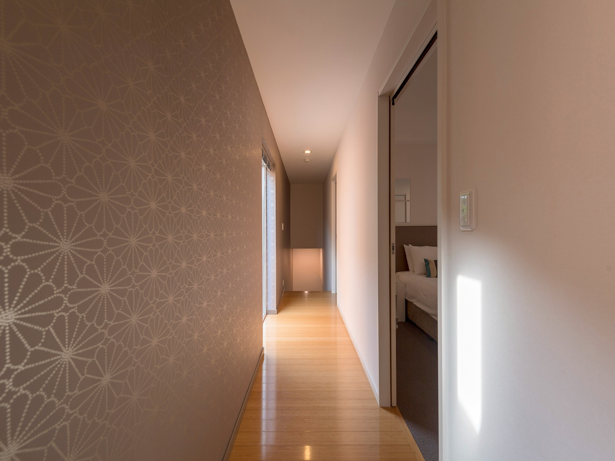 ・【廊下】和モダンな菊の模様の壁紙。上品で落ち着いた雰囲気が穏やかな気持ちにさせてくれます