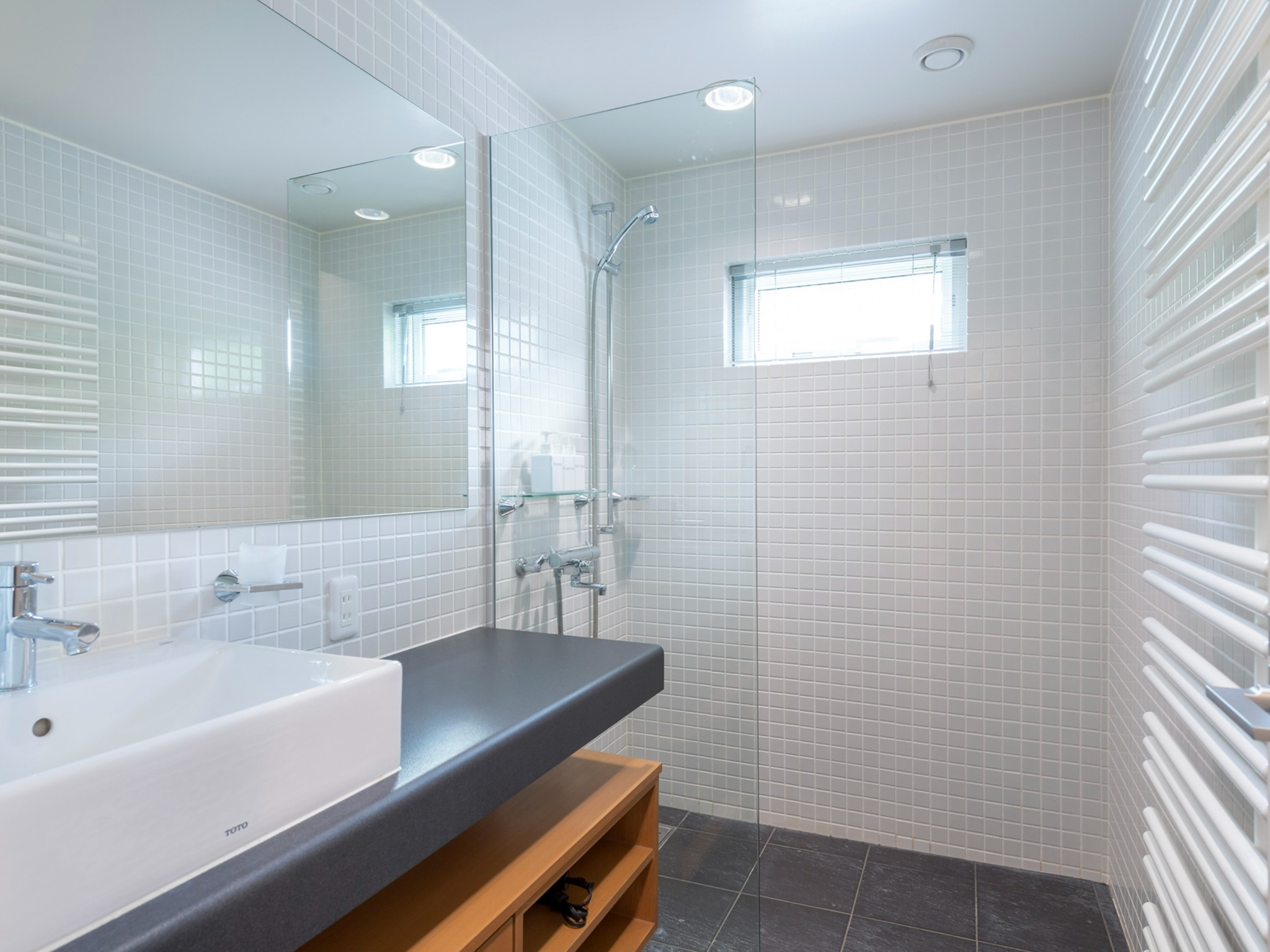 ・【シャワールーム】清潔感のあるシャワールーム。シャンプー・コンディショナー・ボディーソープも完備