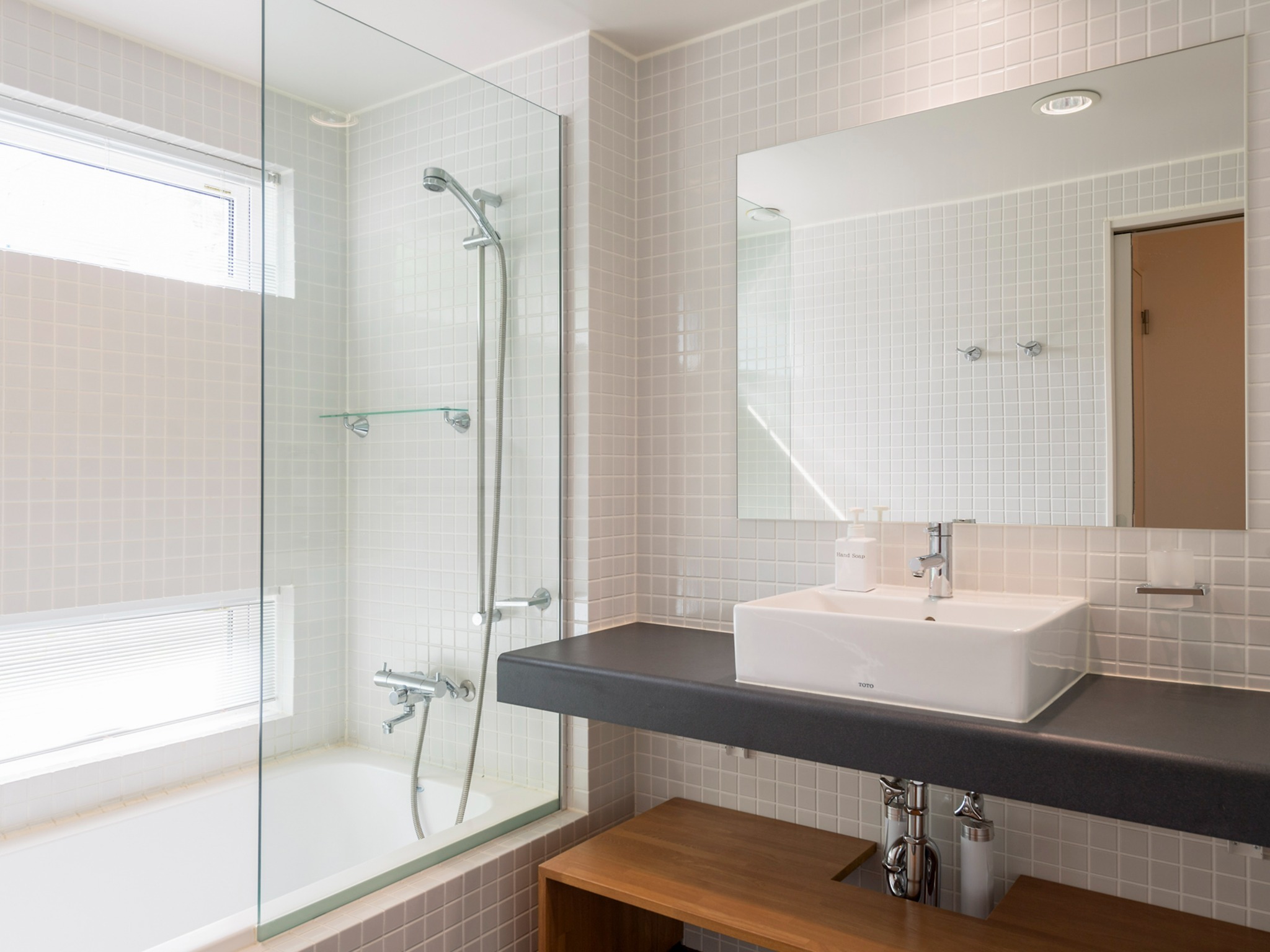 ・【浴室】バスタブに身を沈めてゆっくりと旅の疲れをお取りください