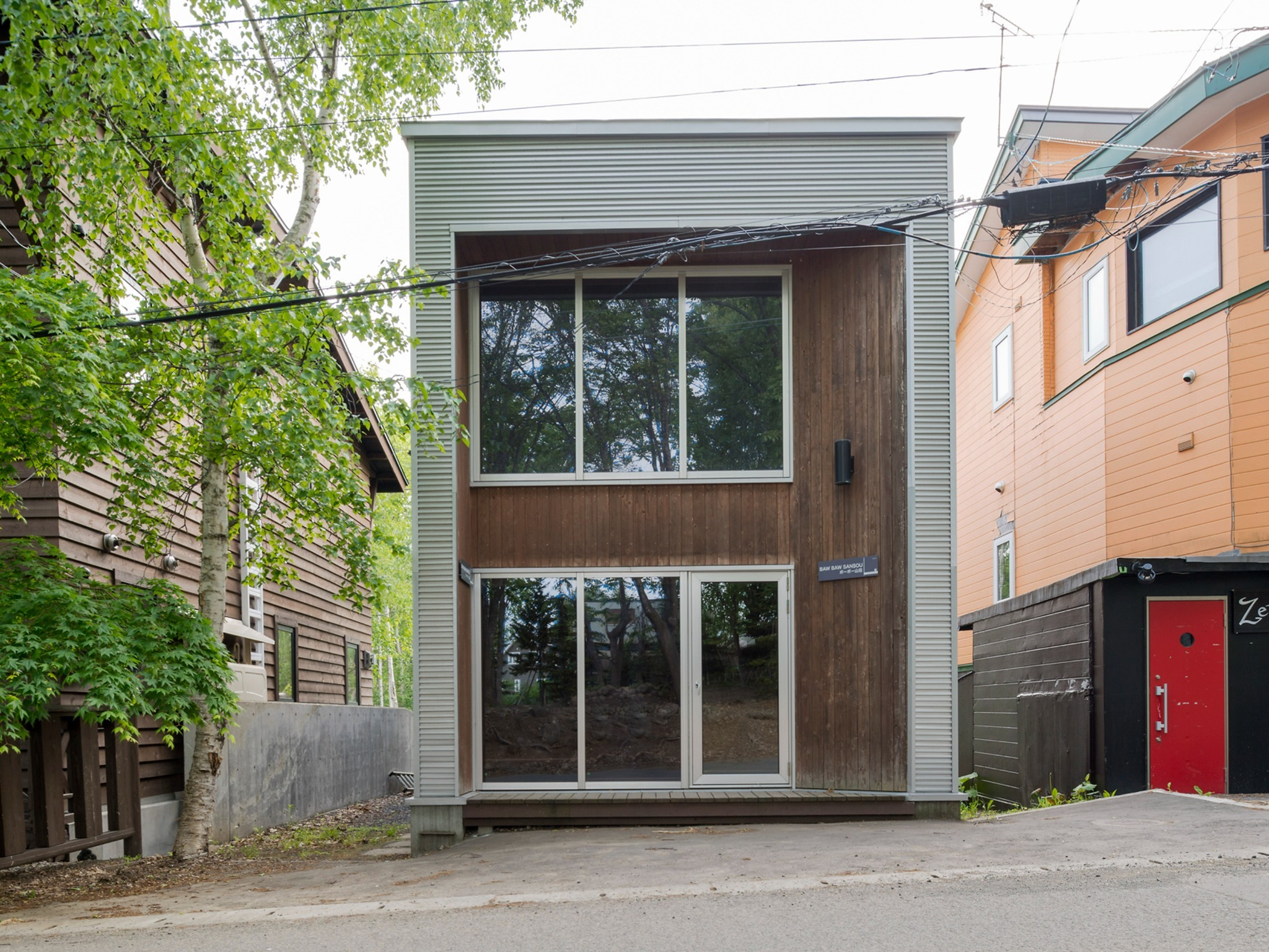 ・【外観】スキー場や飲食店も徒歩圏内。ウィンタースポーツを楽しまれる方のご宿泊にも便利です