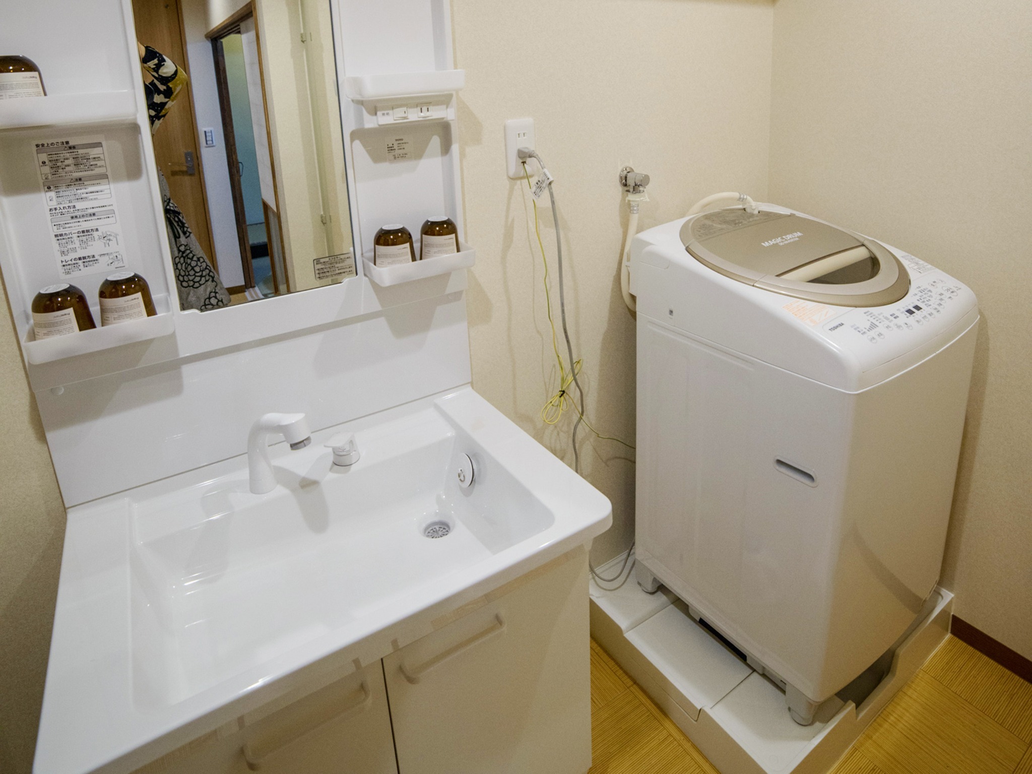 洗面所には広い洗面台と洗濯機を設置