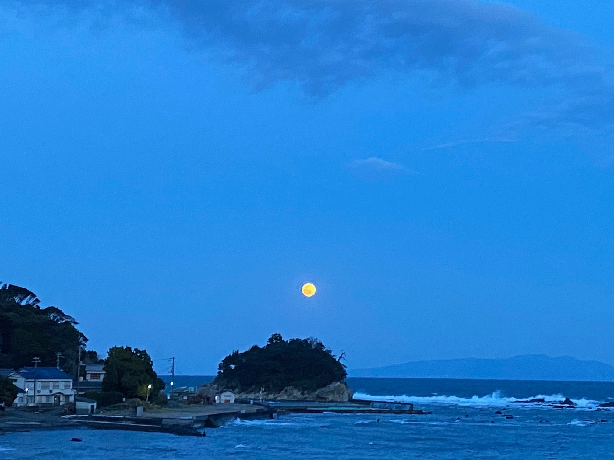 施設内からの満月