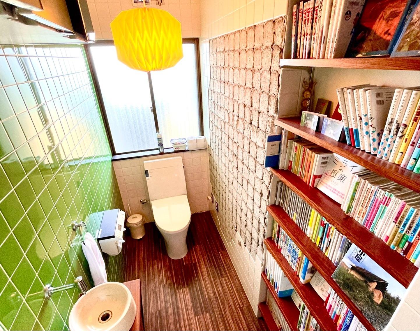 本がたくさん置いてあるお手洗い