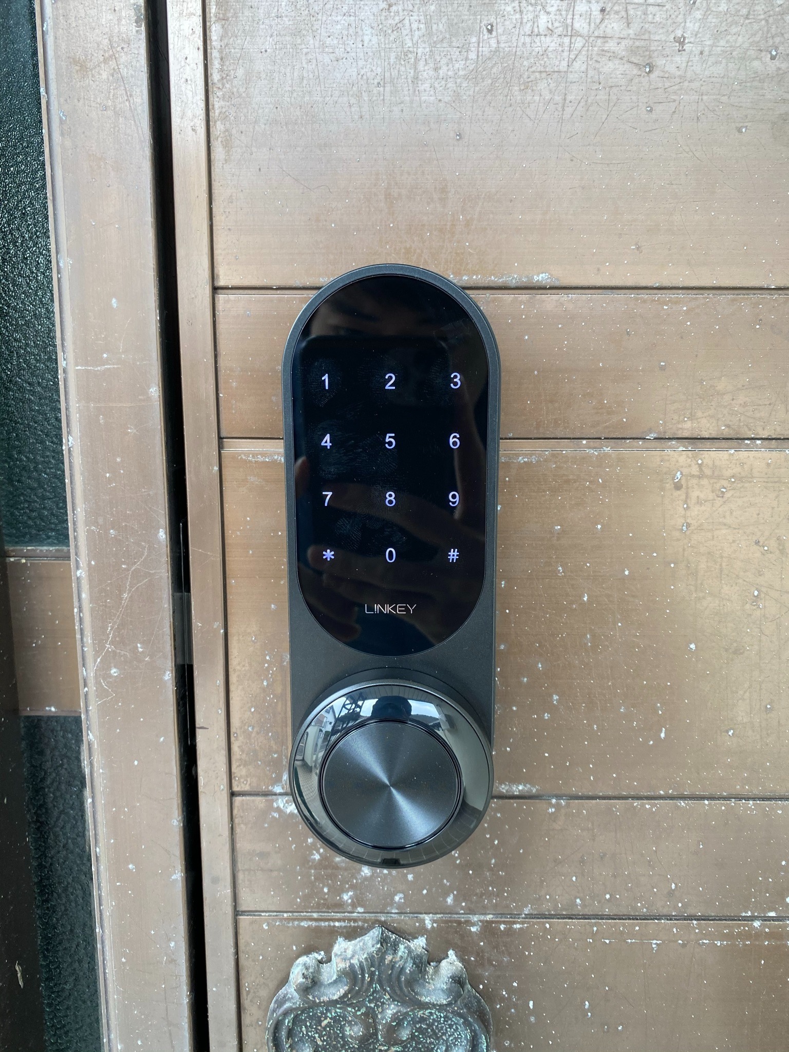 玄関はスマートロックです。暗証番号はチェックイン後にタブレット画面に表示されます