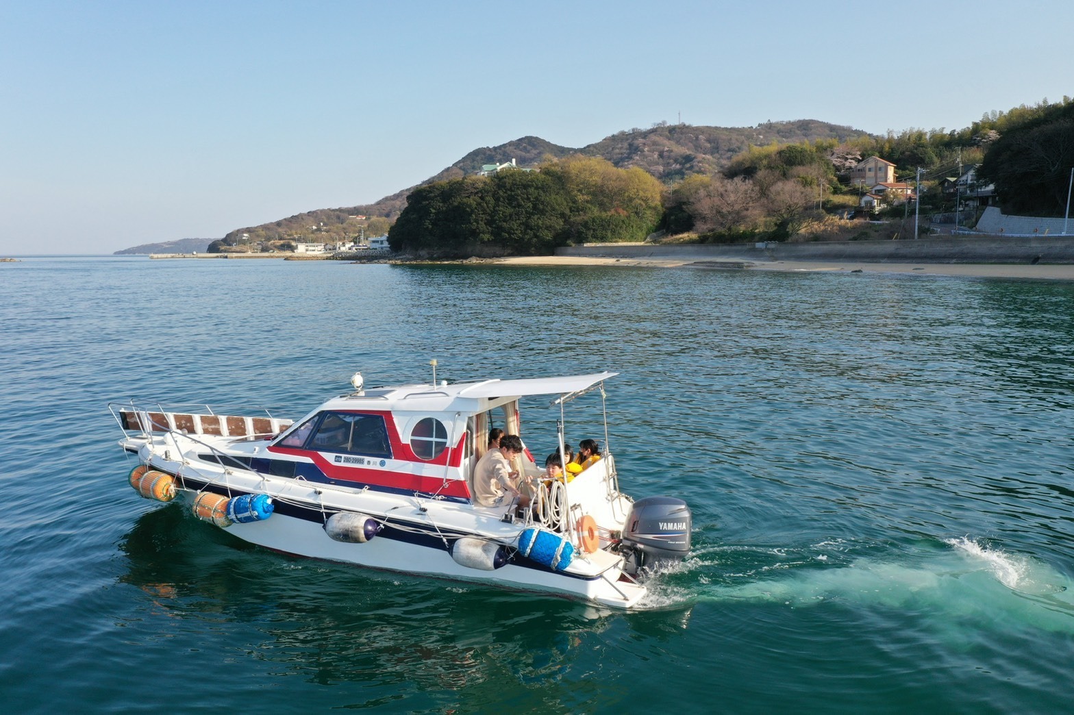 近くの港から、地元の方がお話しながら船に乗って瀬戸内海をクルージングできます。(早めの予約を。有料オプション)