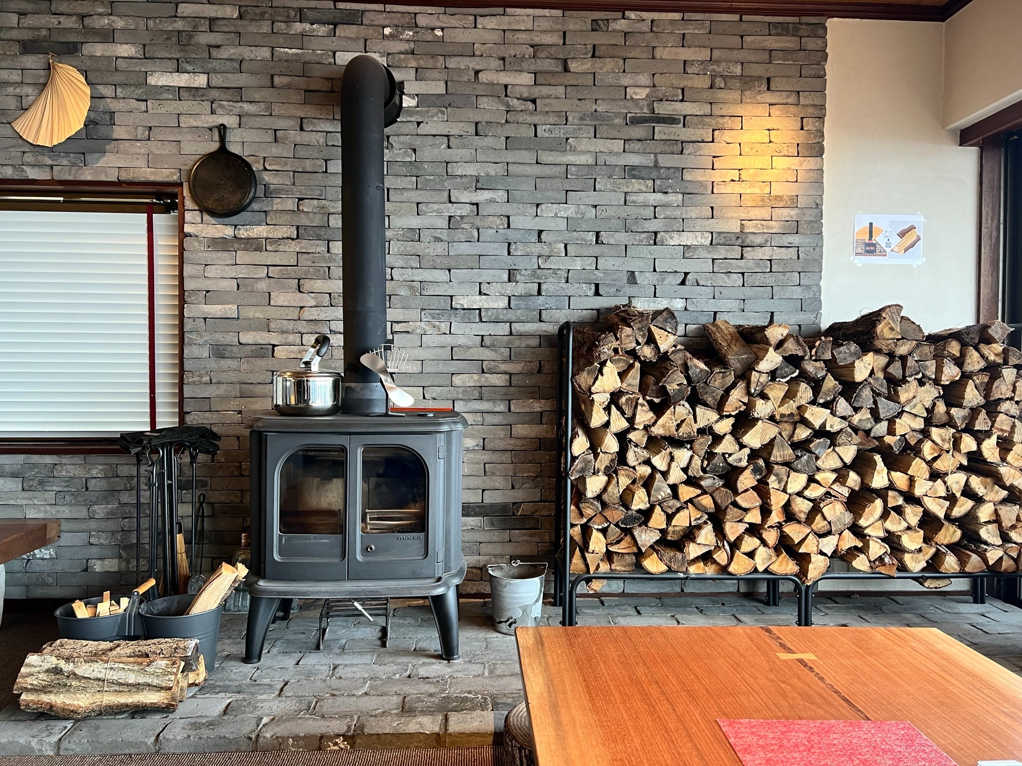 薪ストーブリビングにある暖炉はじんわりと体を温めてくれます。