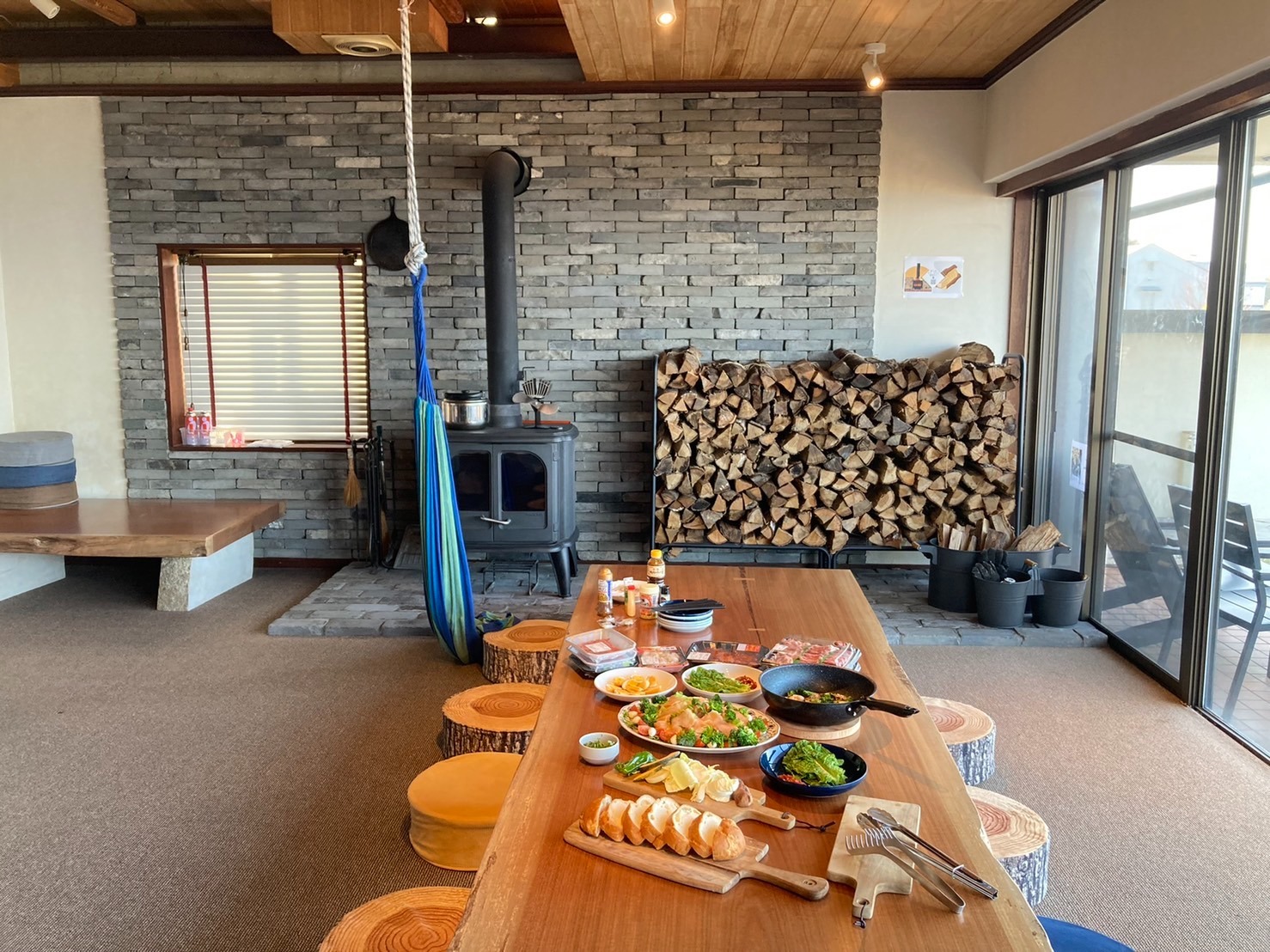 リビングで海の景色を見ながら食事