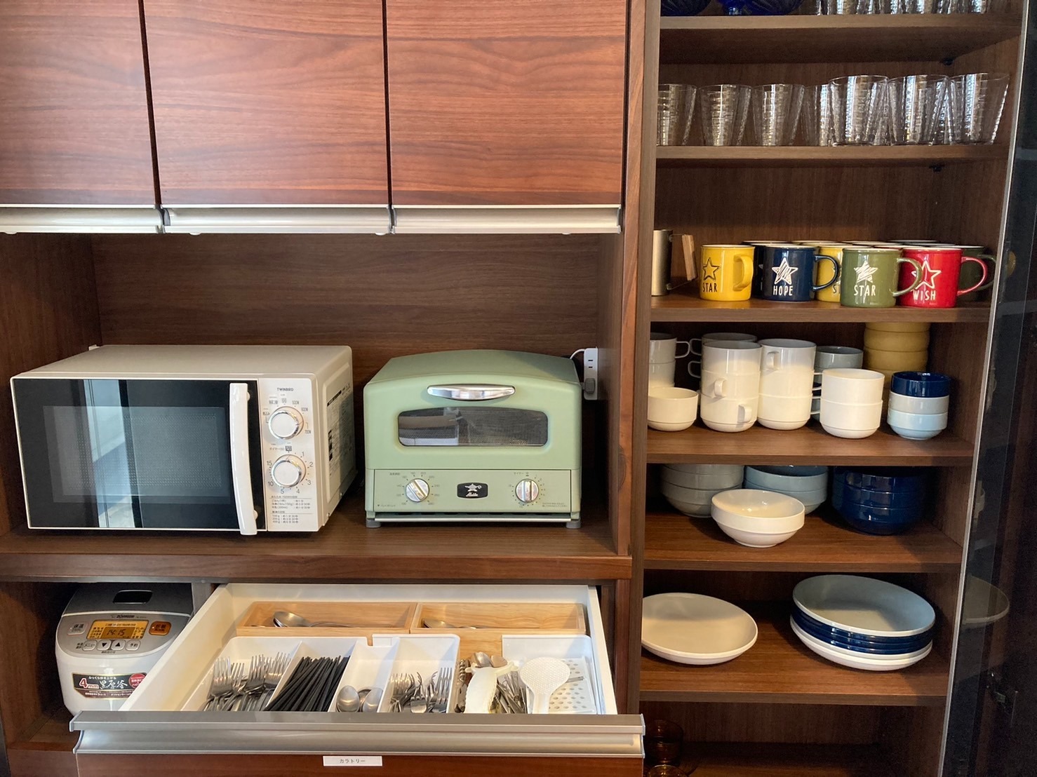 調理器具や食器類が揃えています