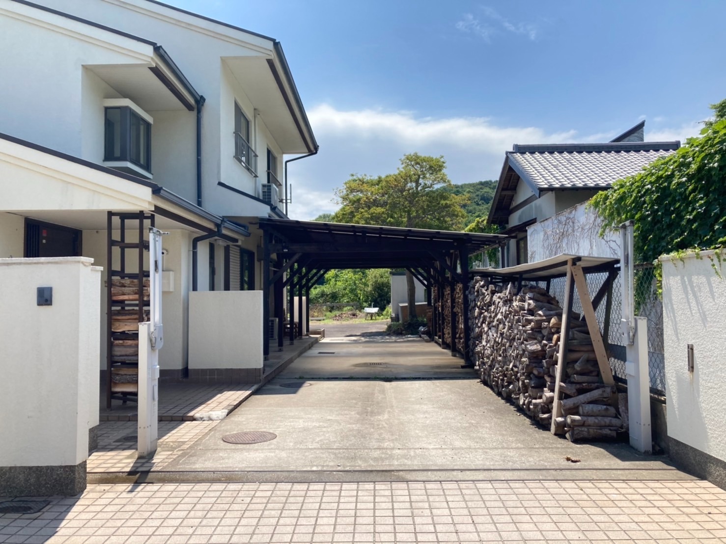 駐車場に車4台停まります