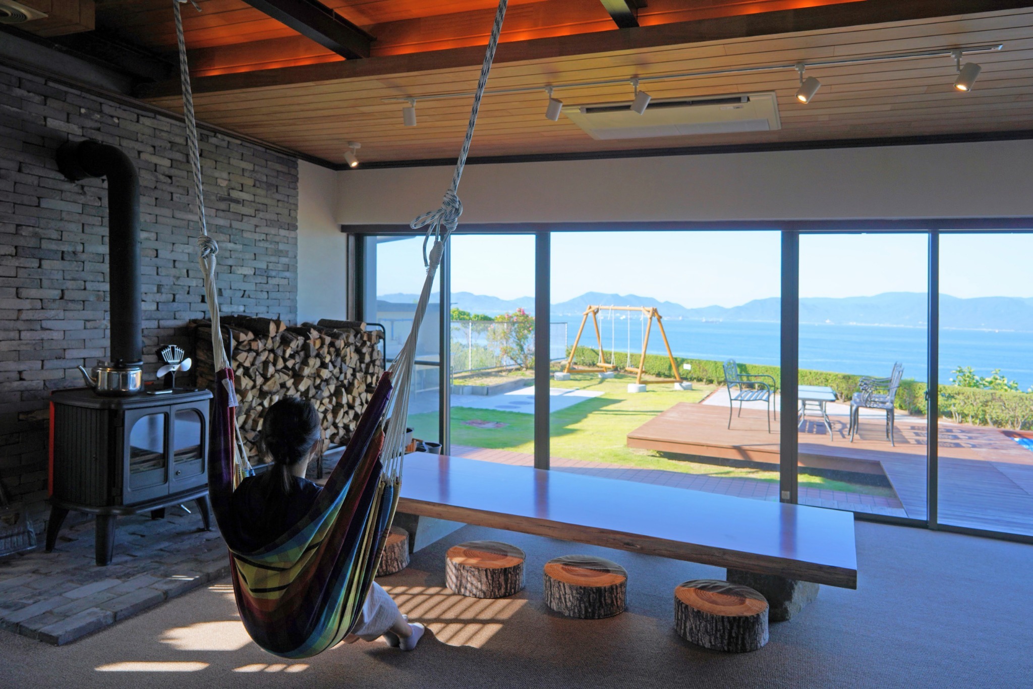 美しい眺めをハンモックでゆらゆら堪能。(テレビ50インチ)