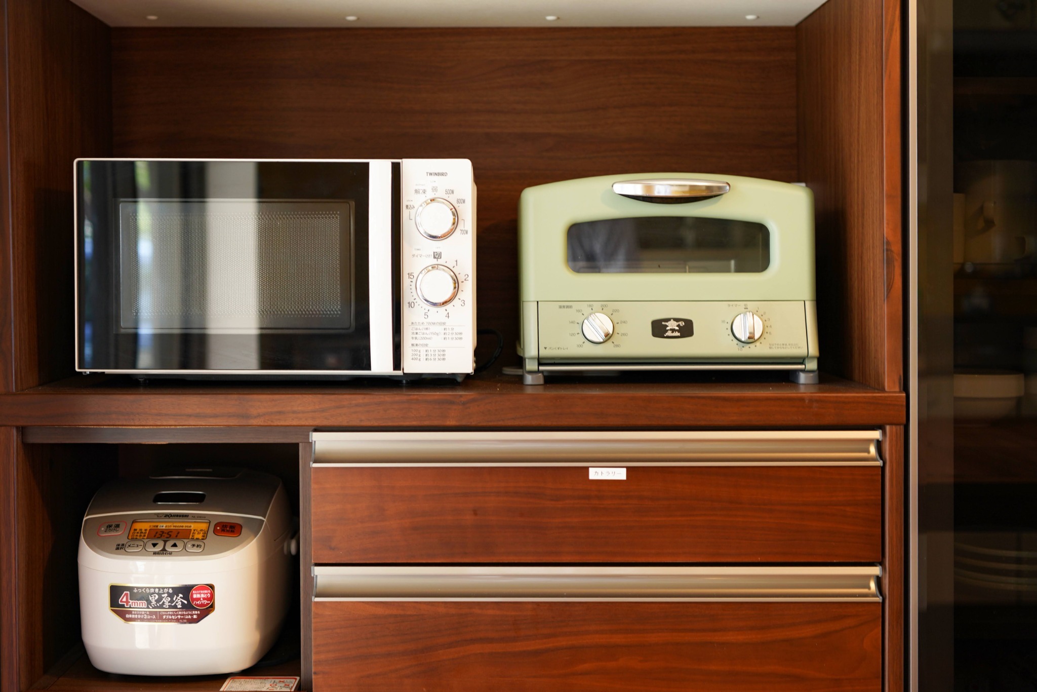 調理器具や食器類が揃えています