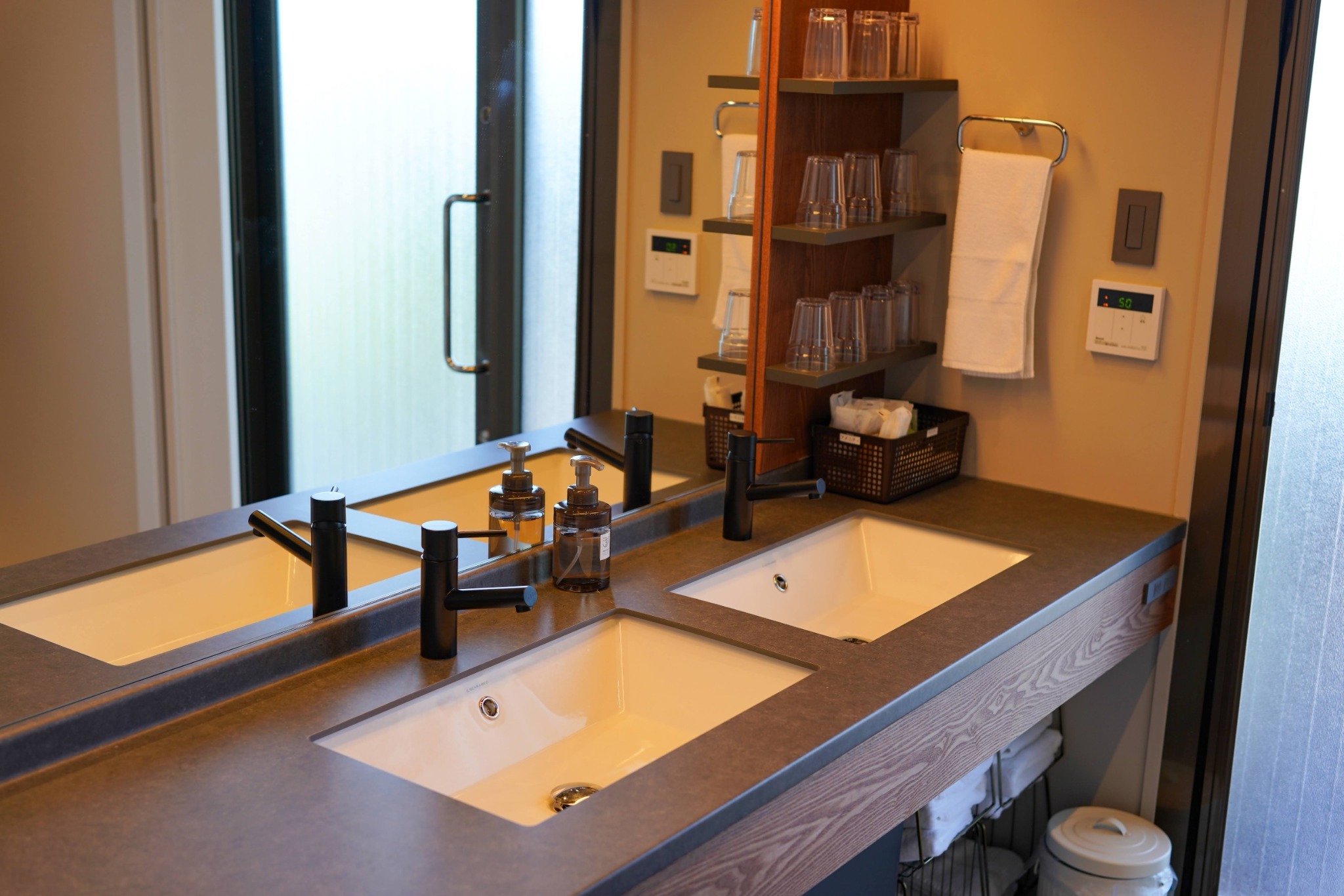 美しい洗面台で朝の準備も華やかに。