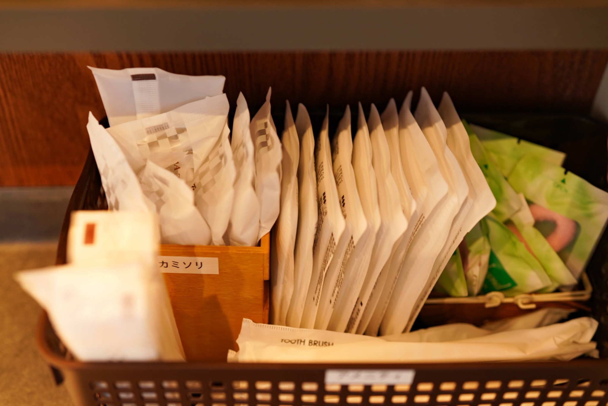 必要なものは全てご用意。 (歯ブラシ、クシ、剃刀、ボディスポンジ、ヘアゴム)