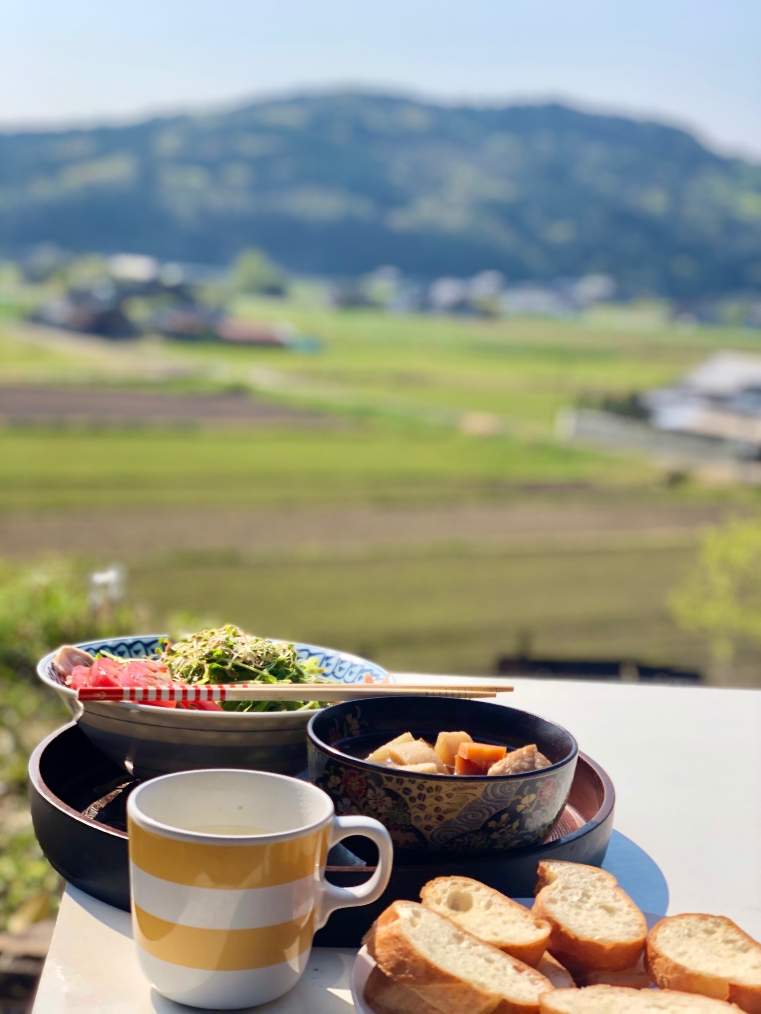 田園風景を眺めながらの朝食