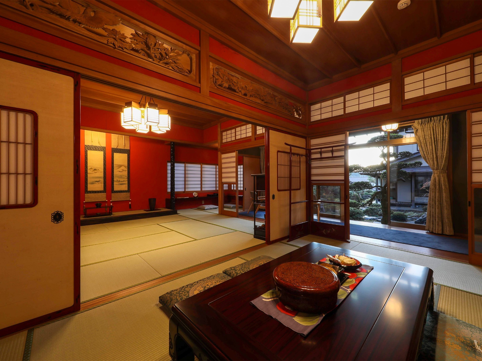 ・＜居間/寝室＞10畳の居間と寝室は襖を挟んで繋がっています