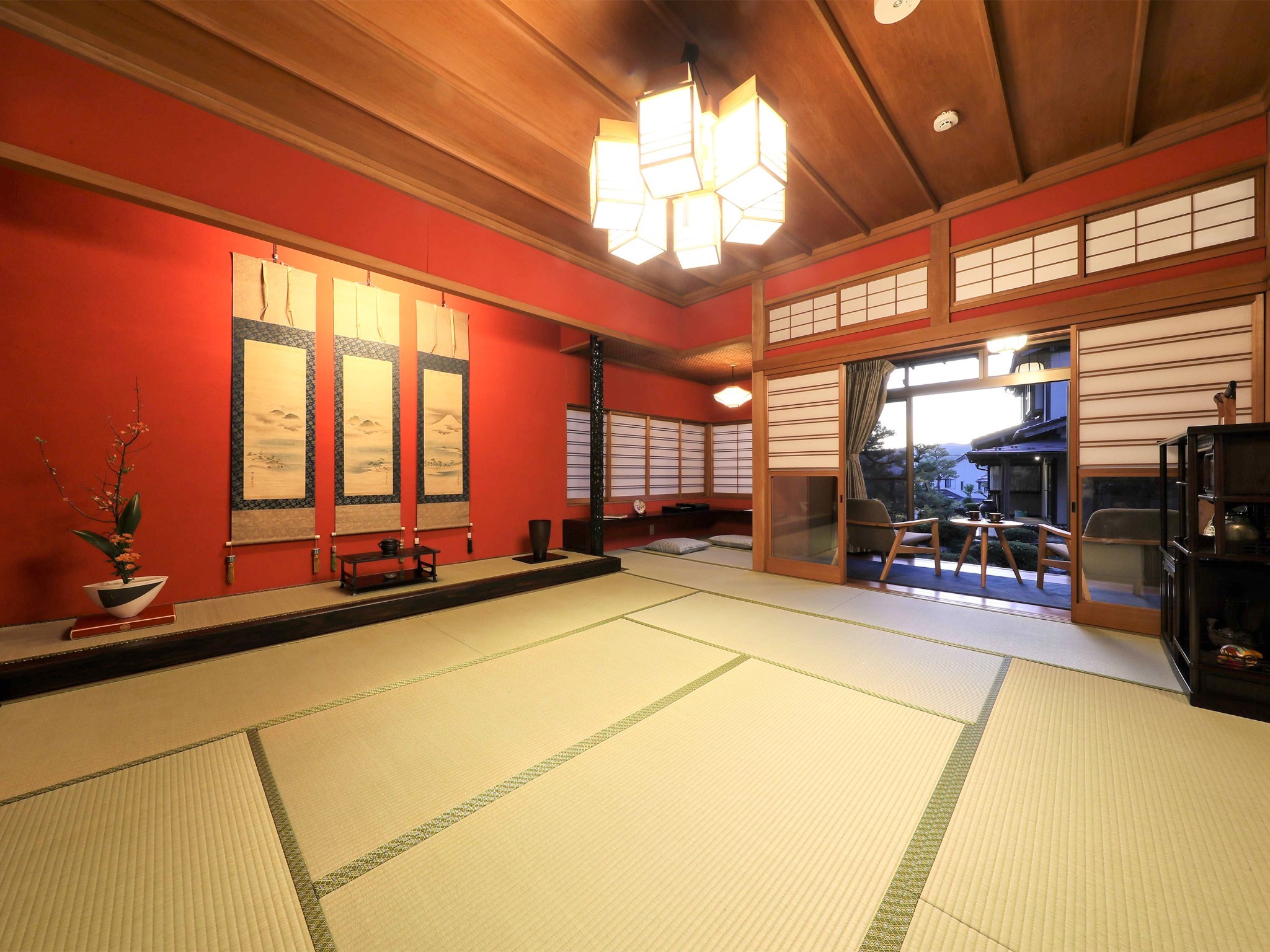 ・＜寝室＞寝室となる広々とした和室の空間。奥に書院のスペース有り